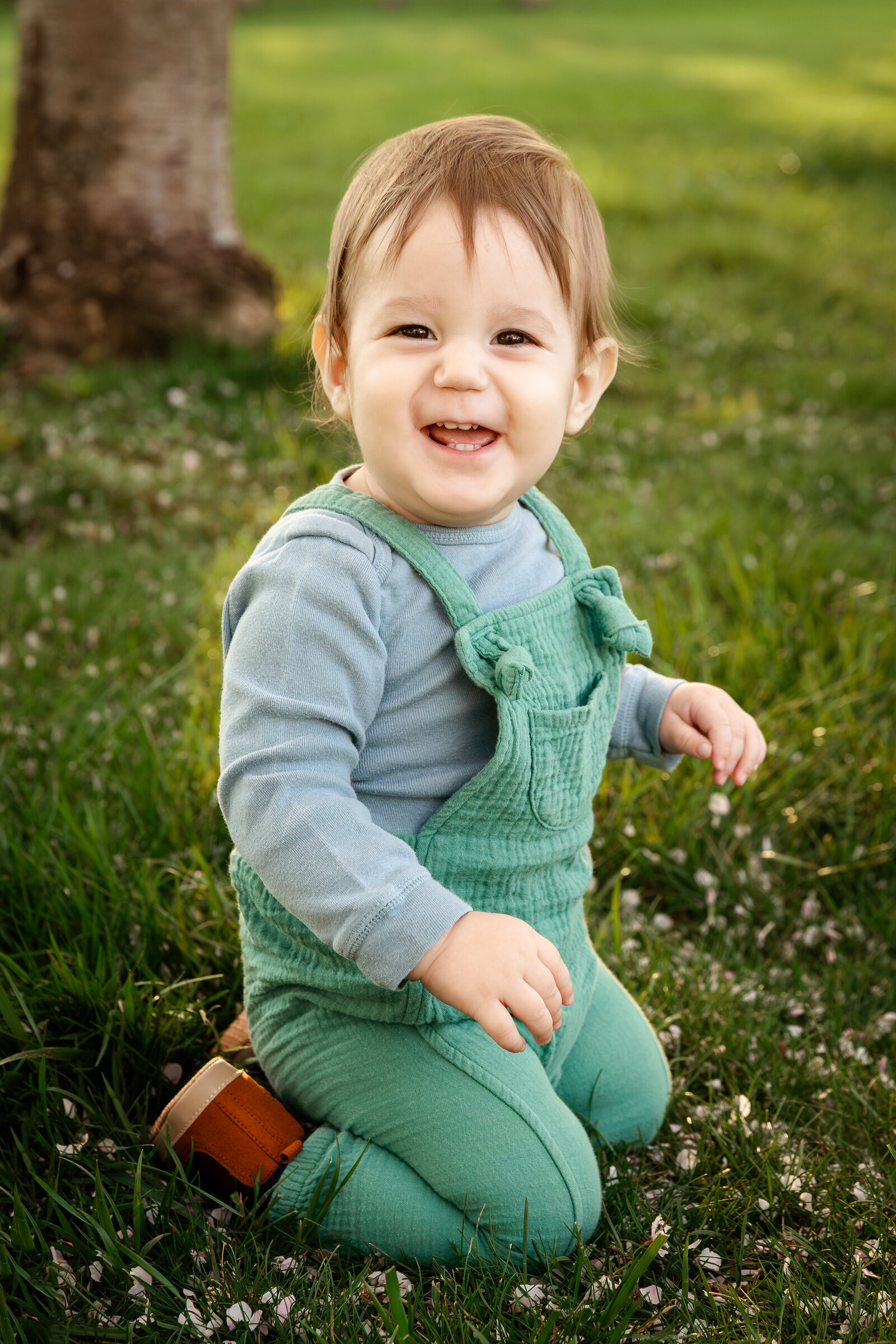 laughing-baby-central-park-morristown-nj-family-photographers