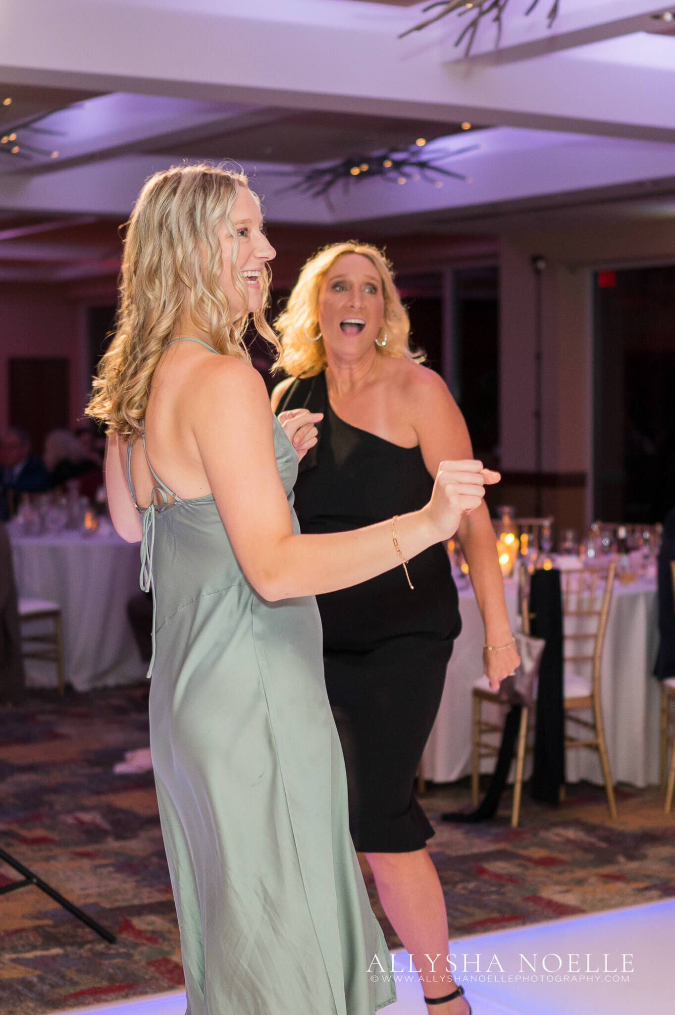 Wedding-at-River-Club-of-Mequon-937