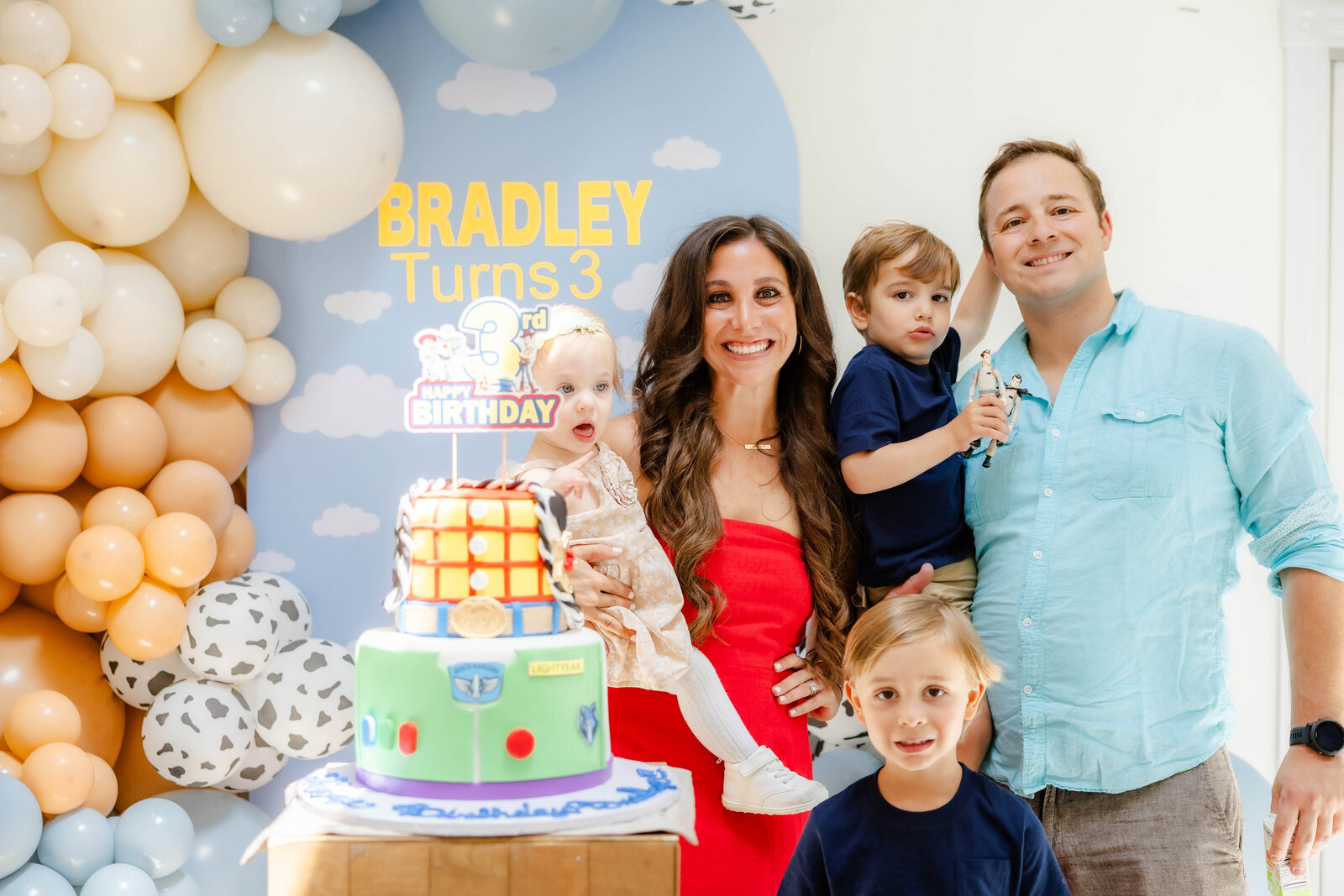 family-photo-toy-story-birthday-cake-backdrop