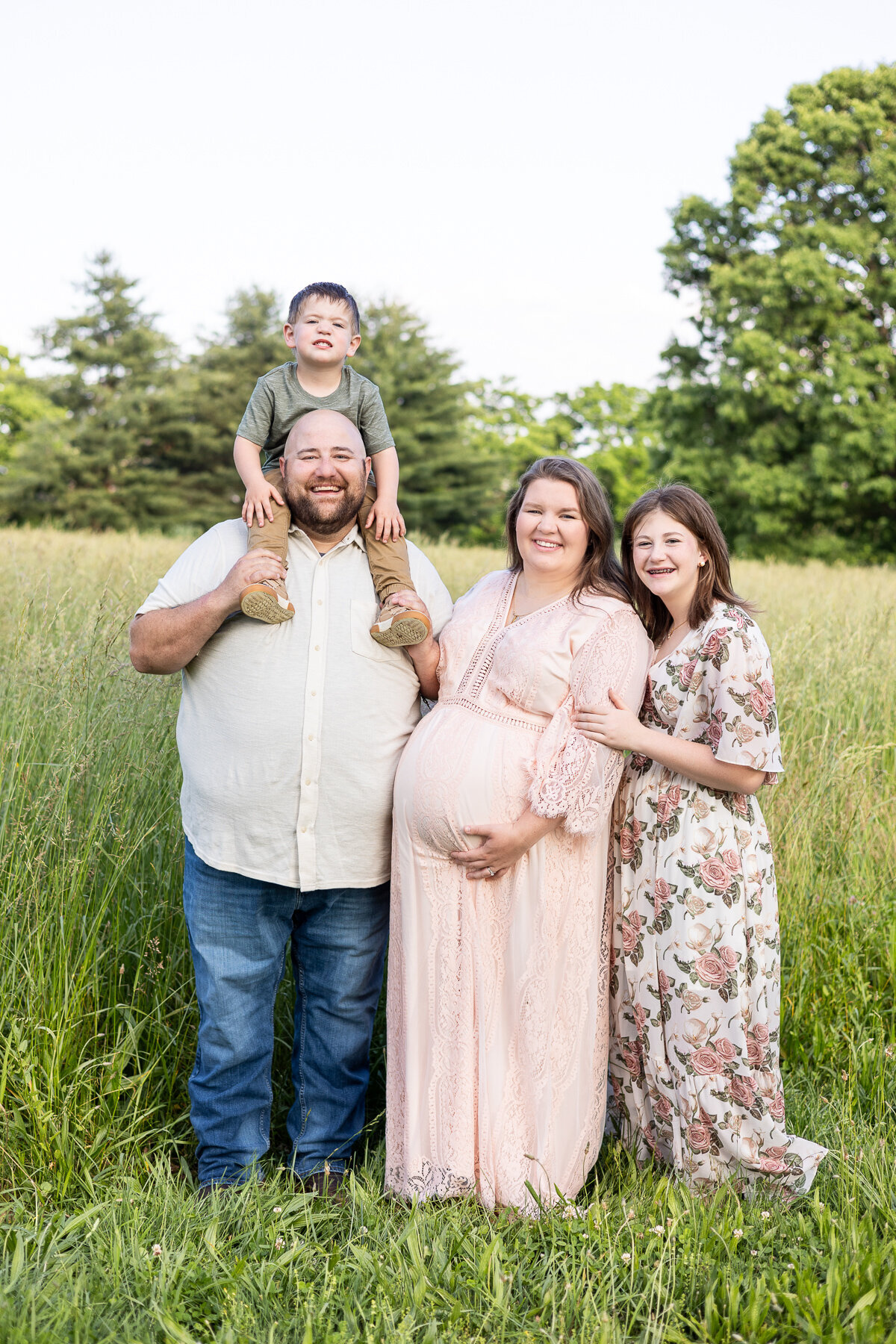 outdoor-sunny-maternity-photography-session-family-twins-Lexington-KY-photographer-4