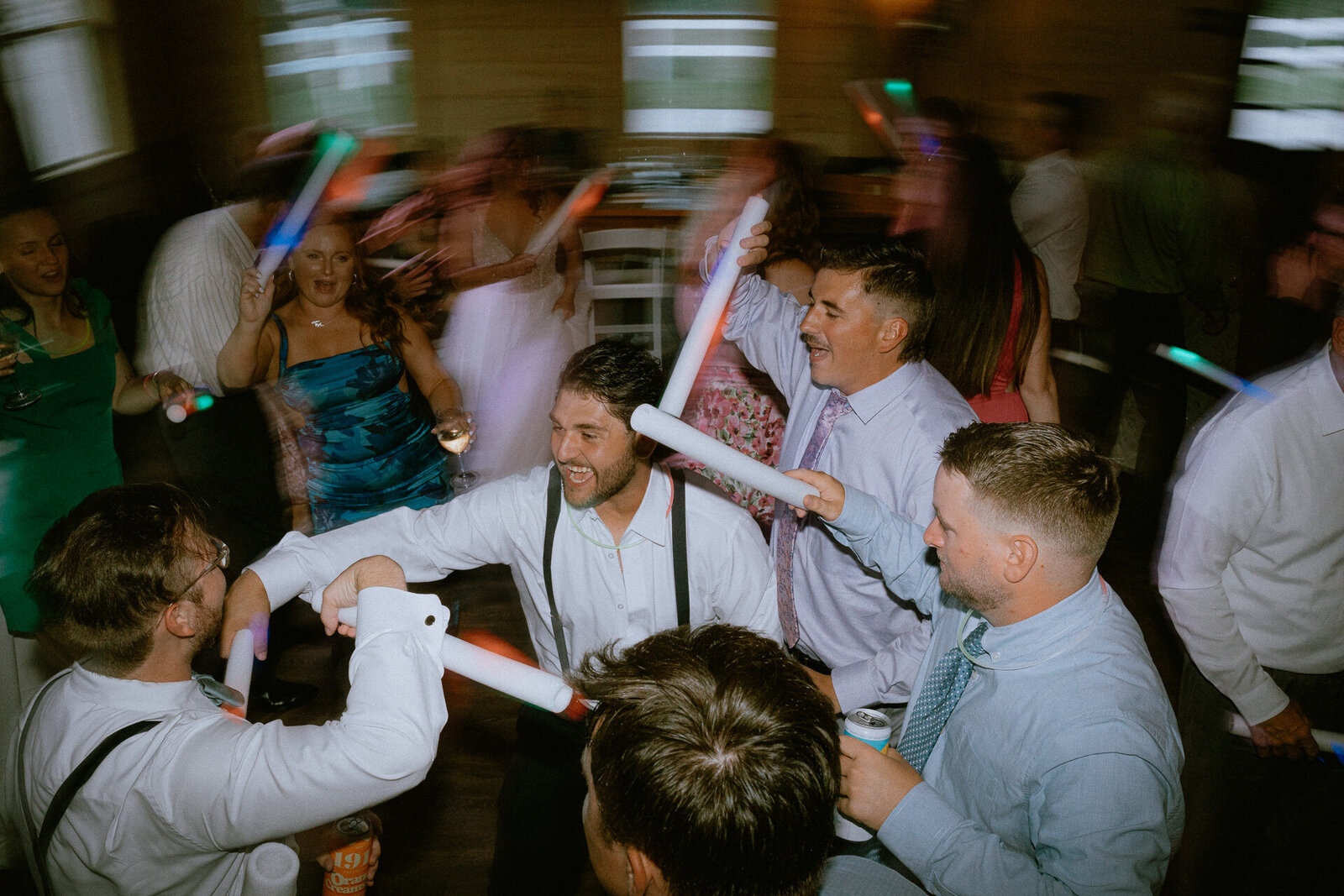 groomsmen-dance-floor-glow-sticks