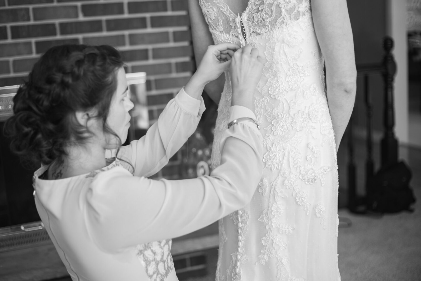 bride-bridesmaid-getting-ready