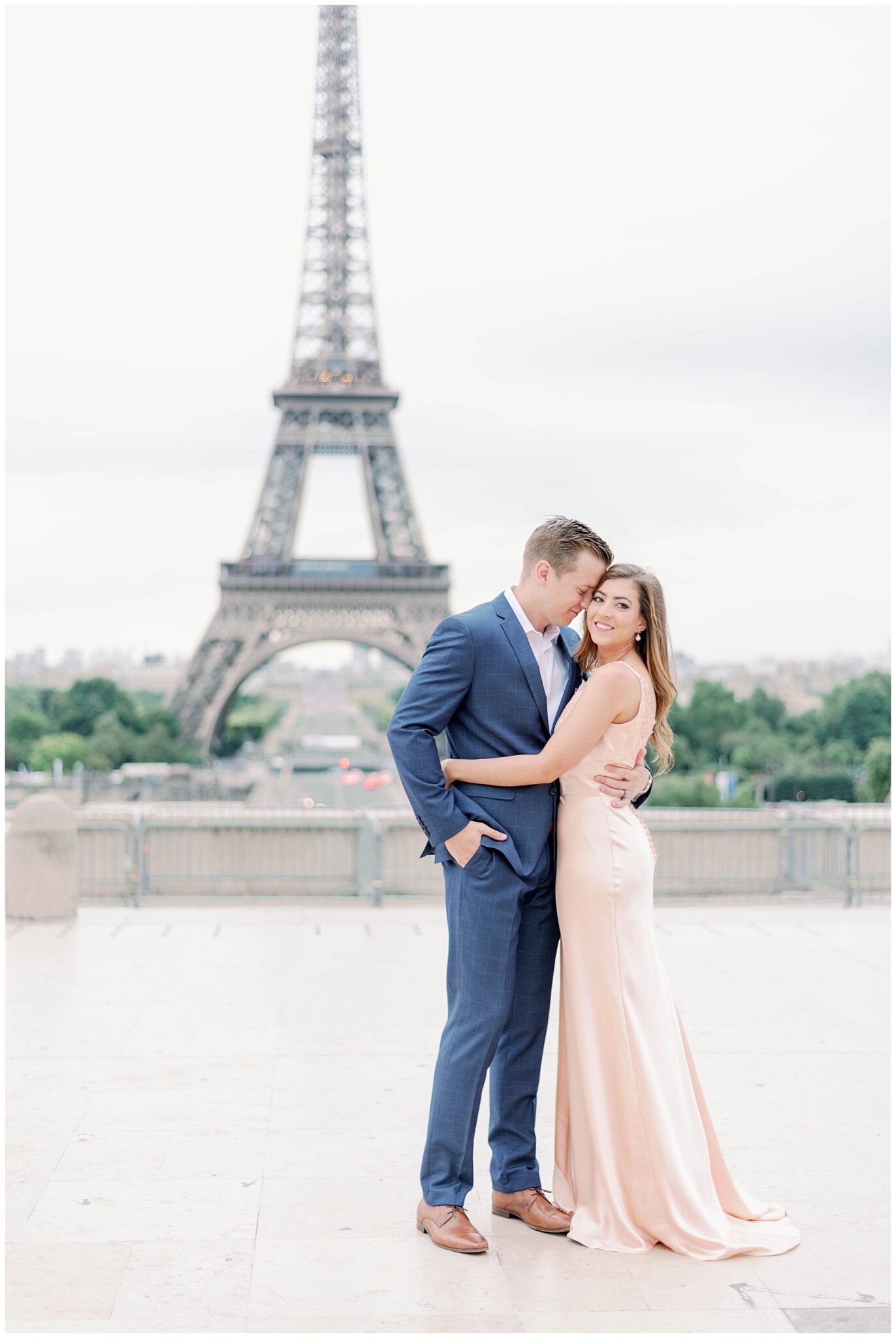 Jessica-K-Feiden-Photography_Eiffel-Tower-Paris-Engagement-Session-Photographer_0015-1372x2048
