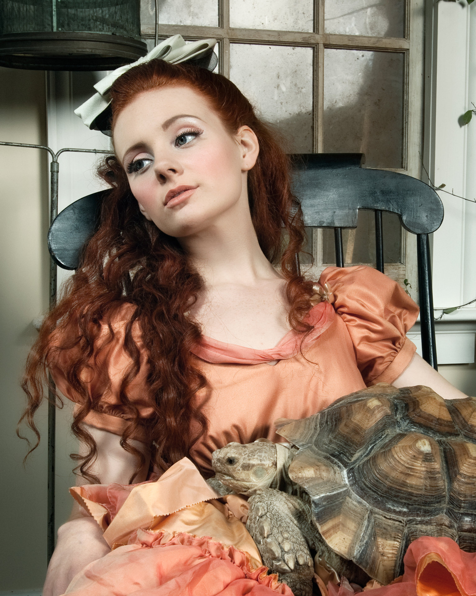 Makeup for a model sitting in a rocking chair wiht a turlte