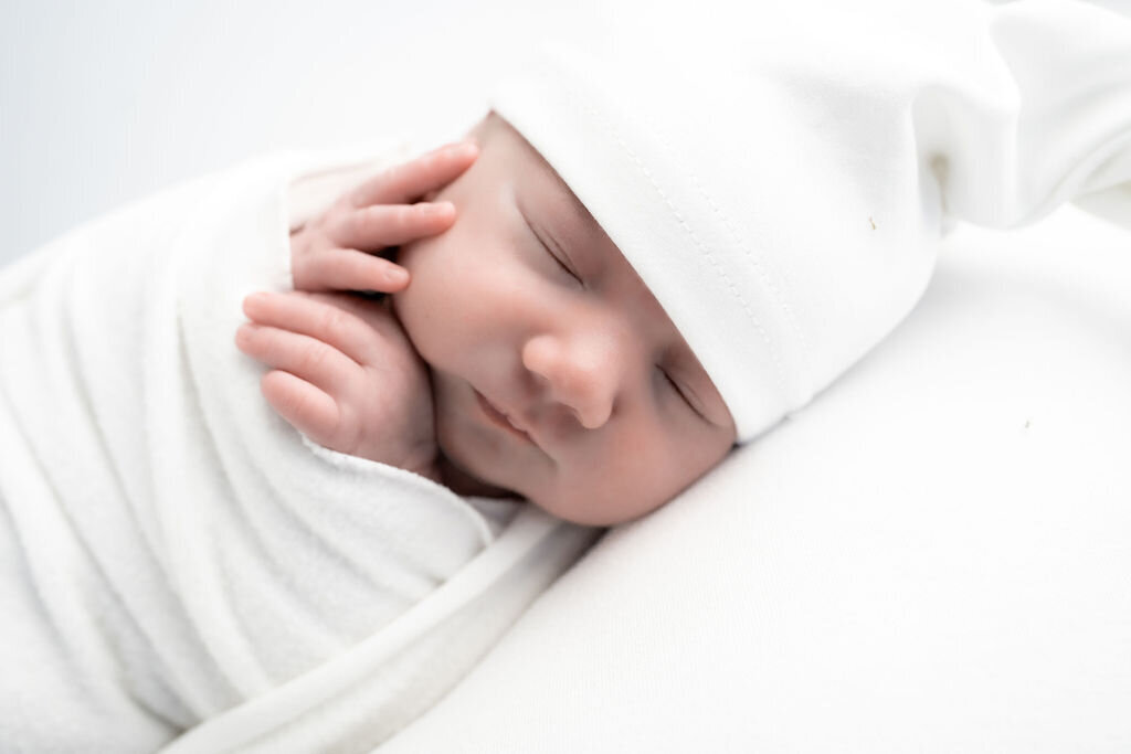 DEL0812NEWBORNSTUDIOSESSION-8