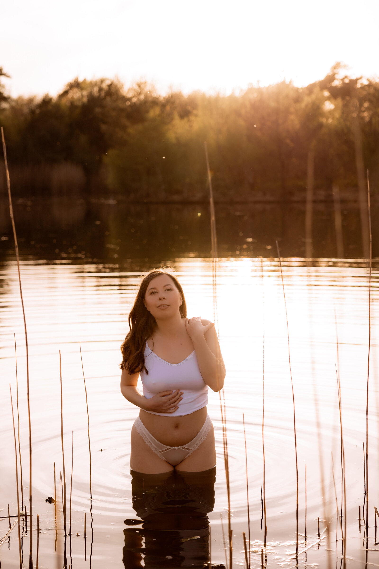 vrouw-poseert-in-lingerie-staand-in-een-meer