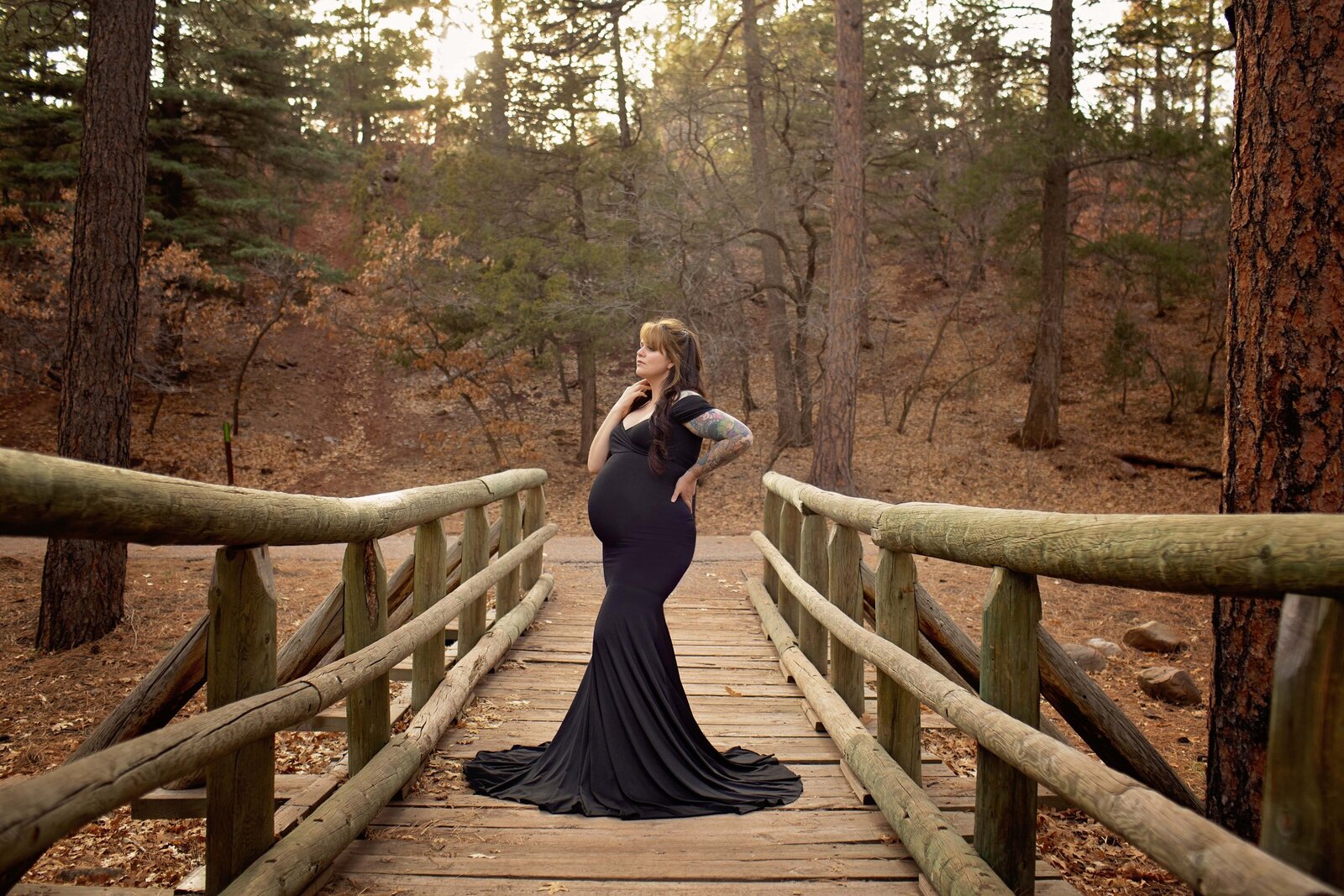 Maternity-photos-in-albuquerque-NM-on-a-bridge
