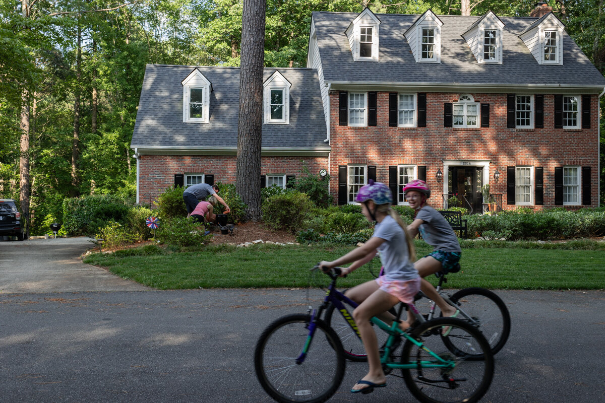 LightCreative_202306_DawnBrian_SummerMiniSessions_RaleighDocumentaryFamilyPhotographer_004_blog