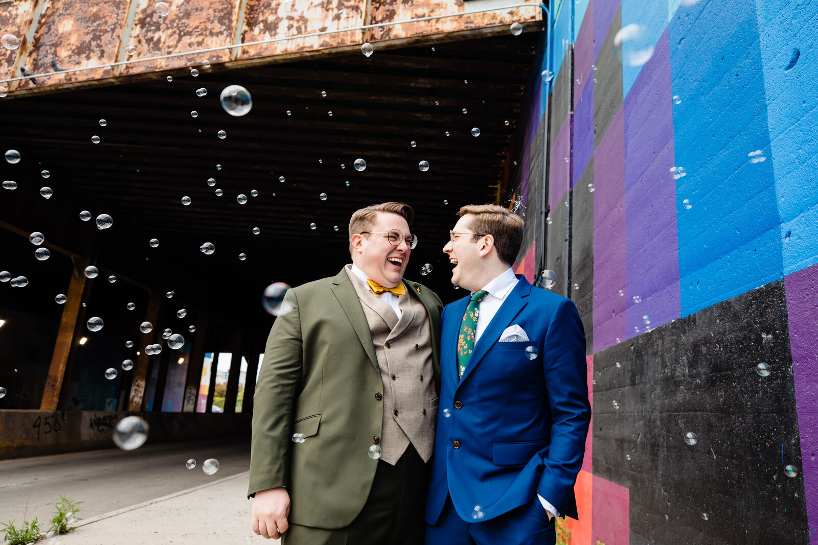 10-Colorful-Backyard-Wedding-grooms
