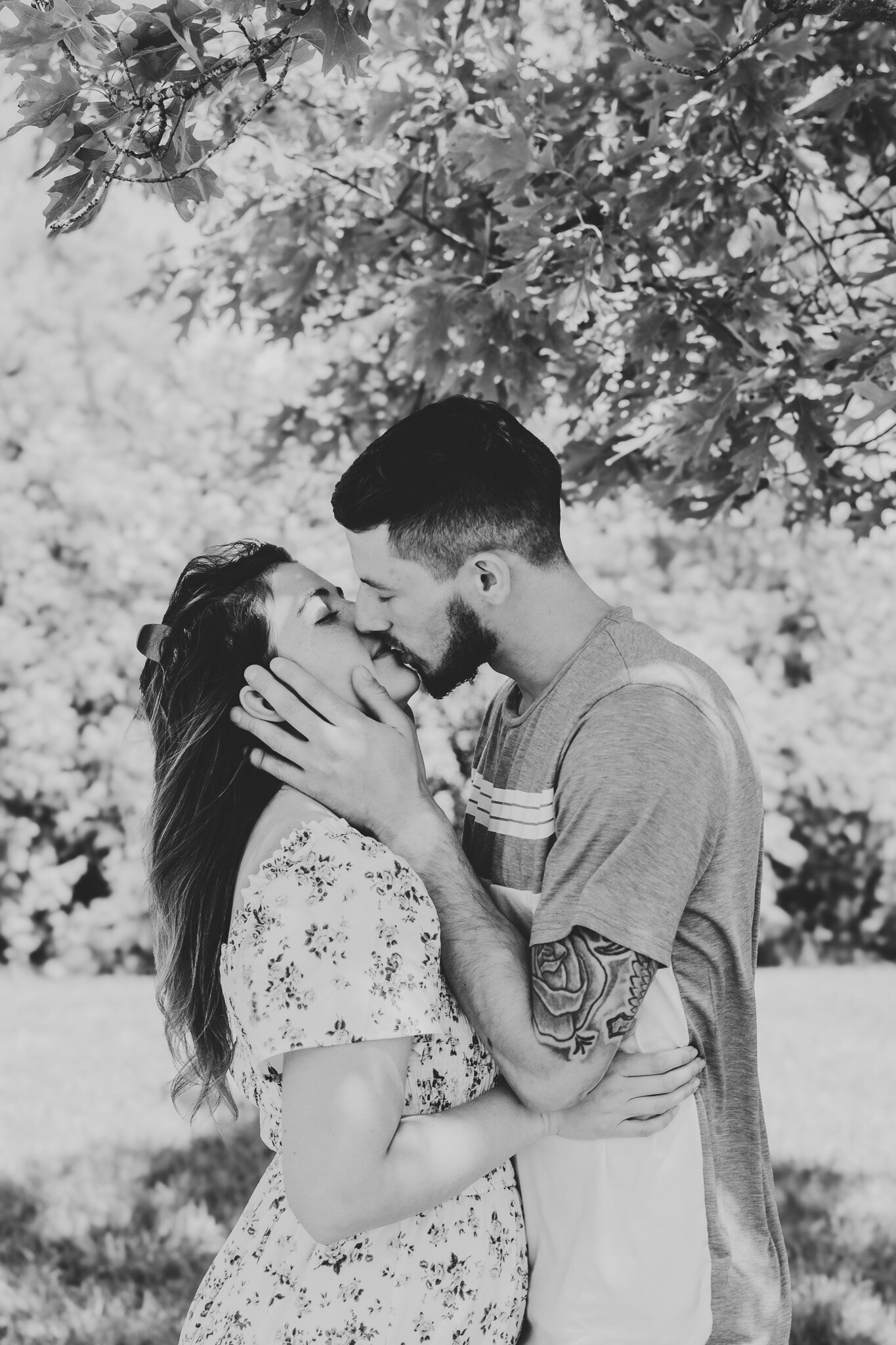 couples kissing in kansas city portrait 