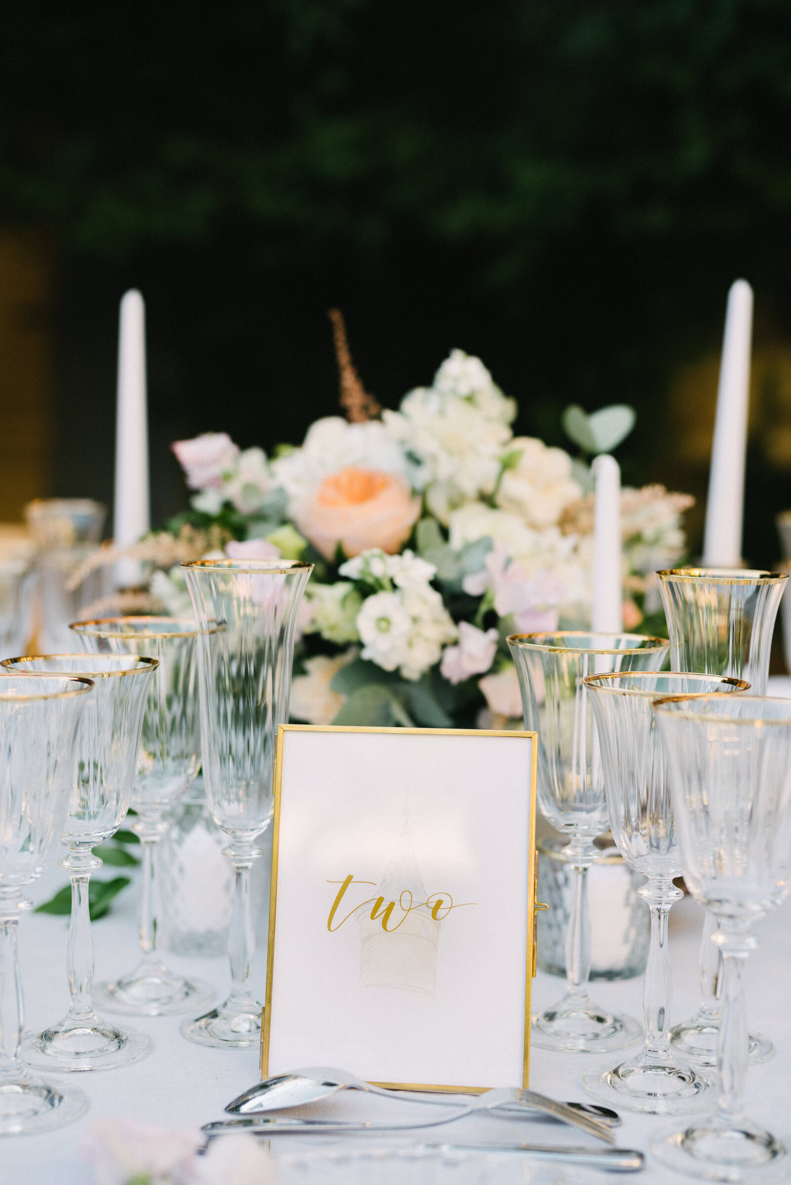 custom-golden-and-bright-wedding-table-decoration