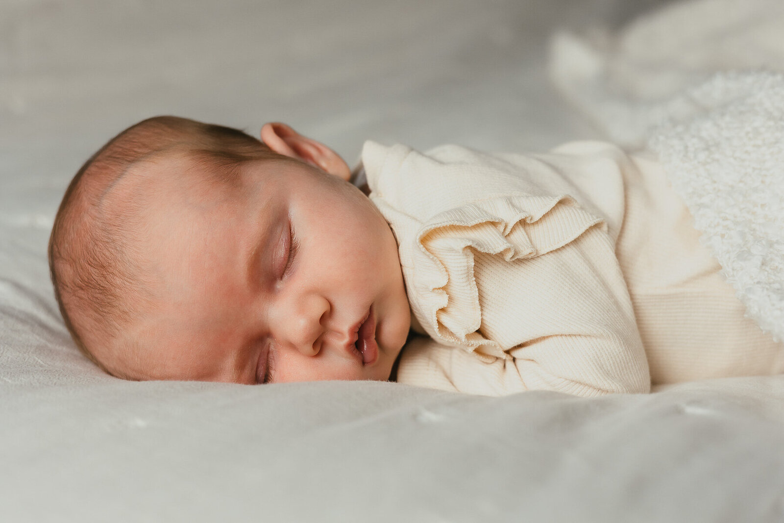 Baby slapend op bed fotoshoot