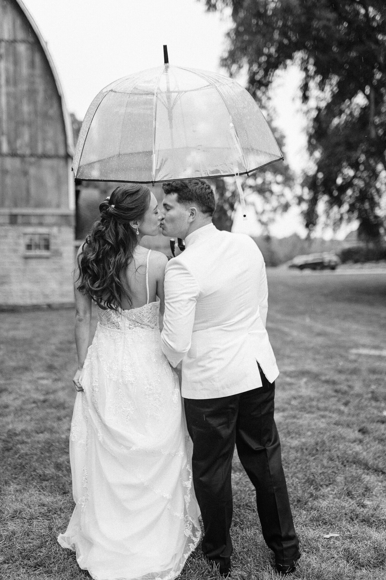 minneapolis wedding photographer in the rain
