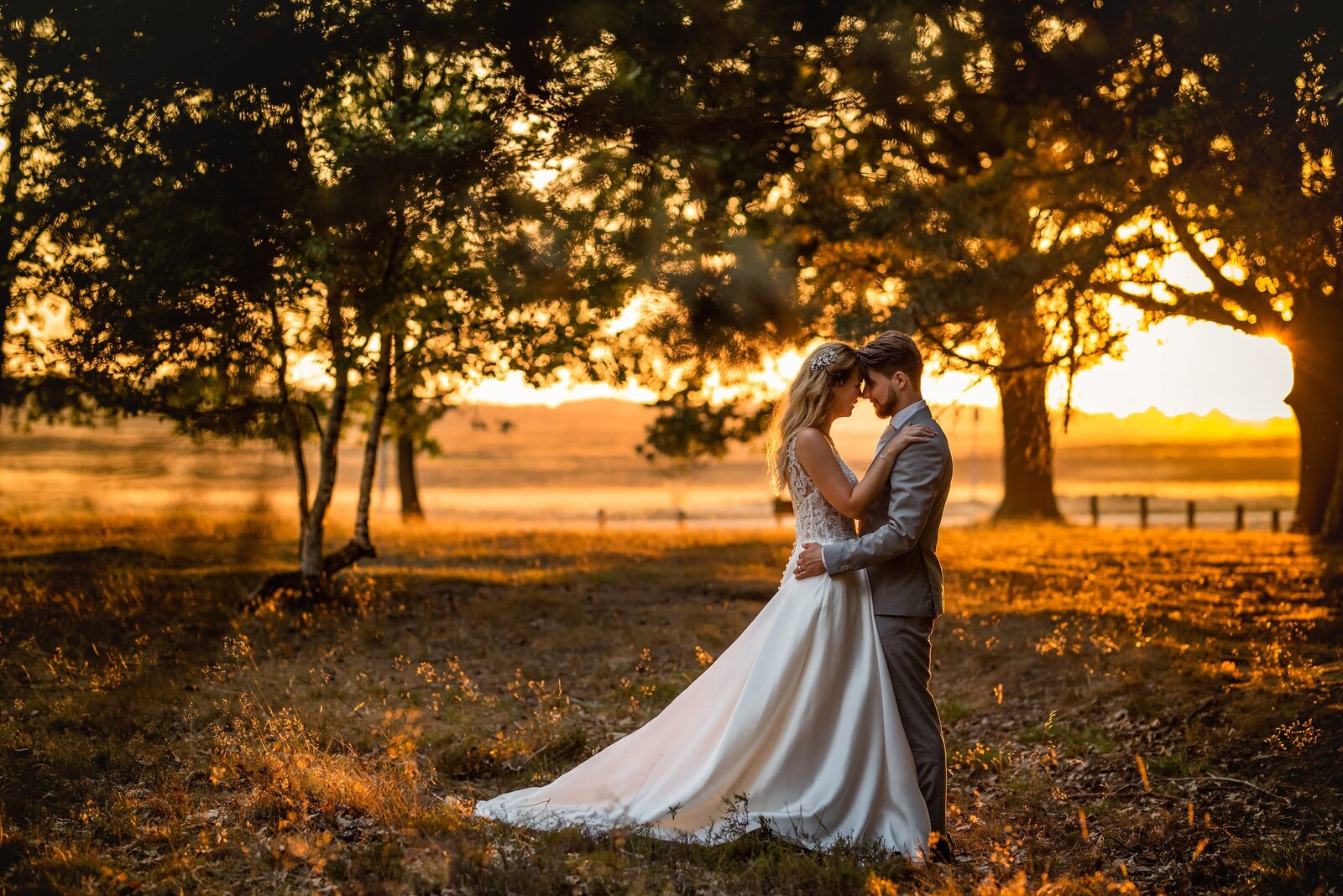 Bruidspaar tijdens zonsondergang op de Ginkelse Heide, vastgelegd door Juliette Fotografie romantische trouwfotografie in de natuur.