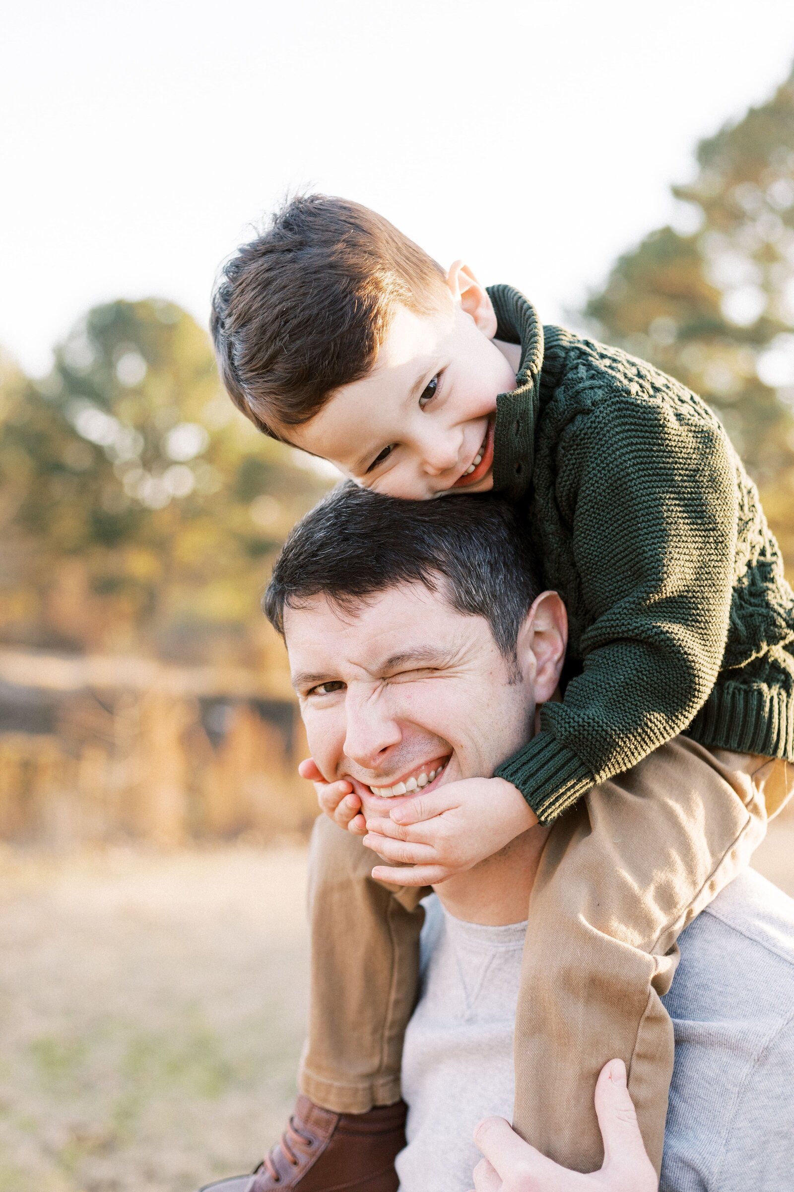 toddler on dad's shoulder in family photos in peoria illinois 