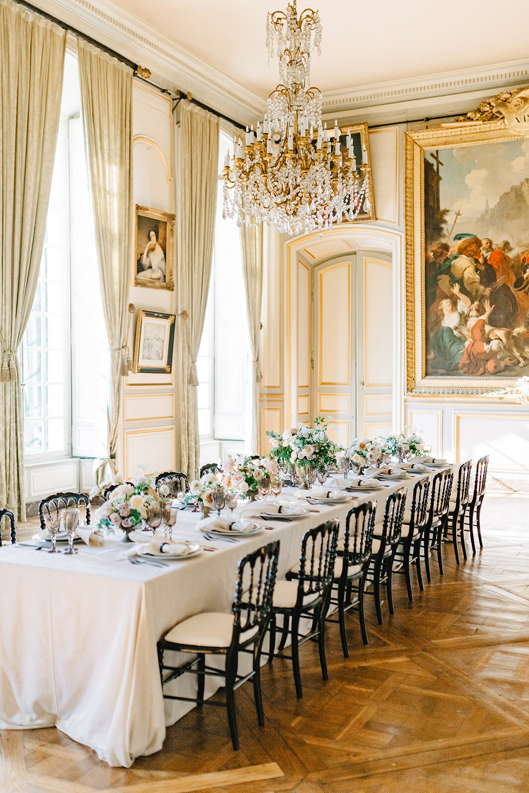 Morgane Ball editorial fine art wedding Photographer Paris at Chateau de Champlatreux table decoration wedding design floral arrangement picture