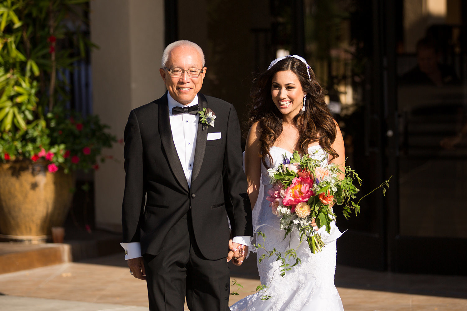 dad walking daughter down the aisle