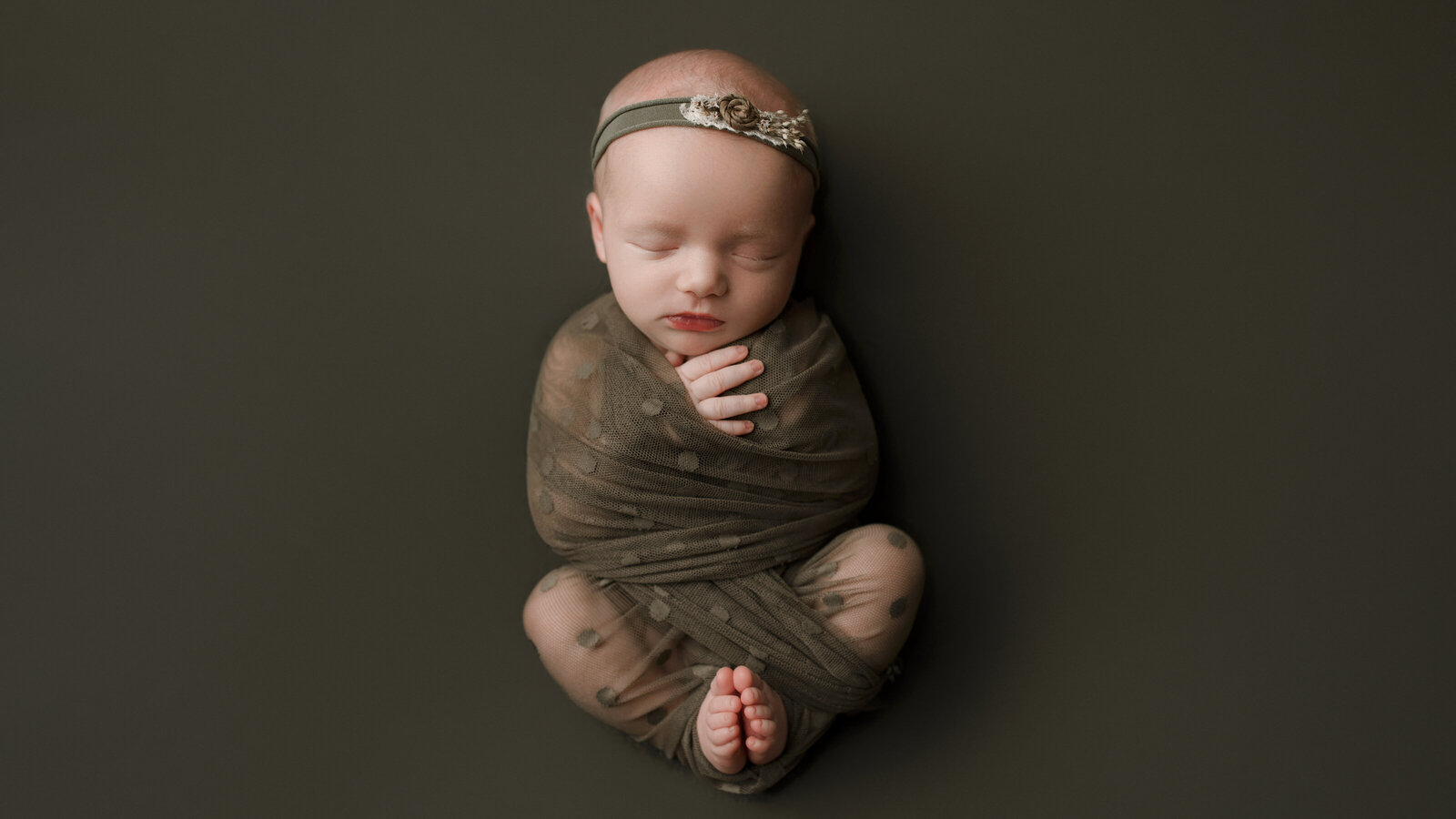 newborn-photo-baby-green-wrap-best-photgrapher-award