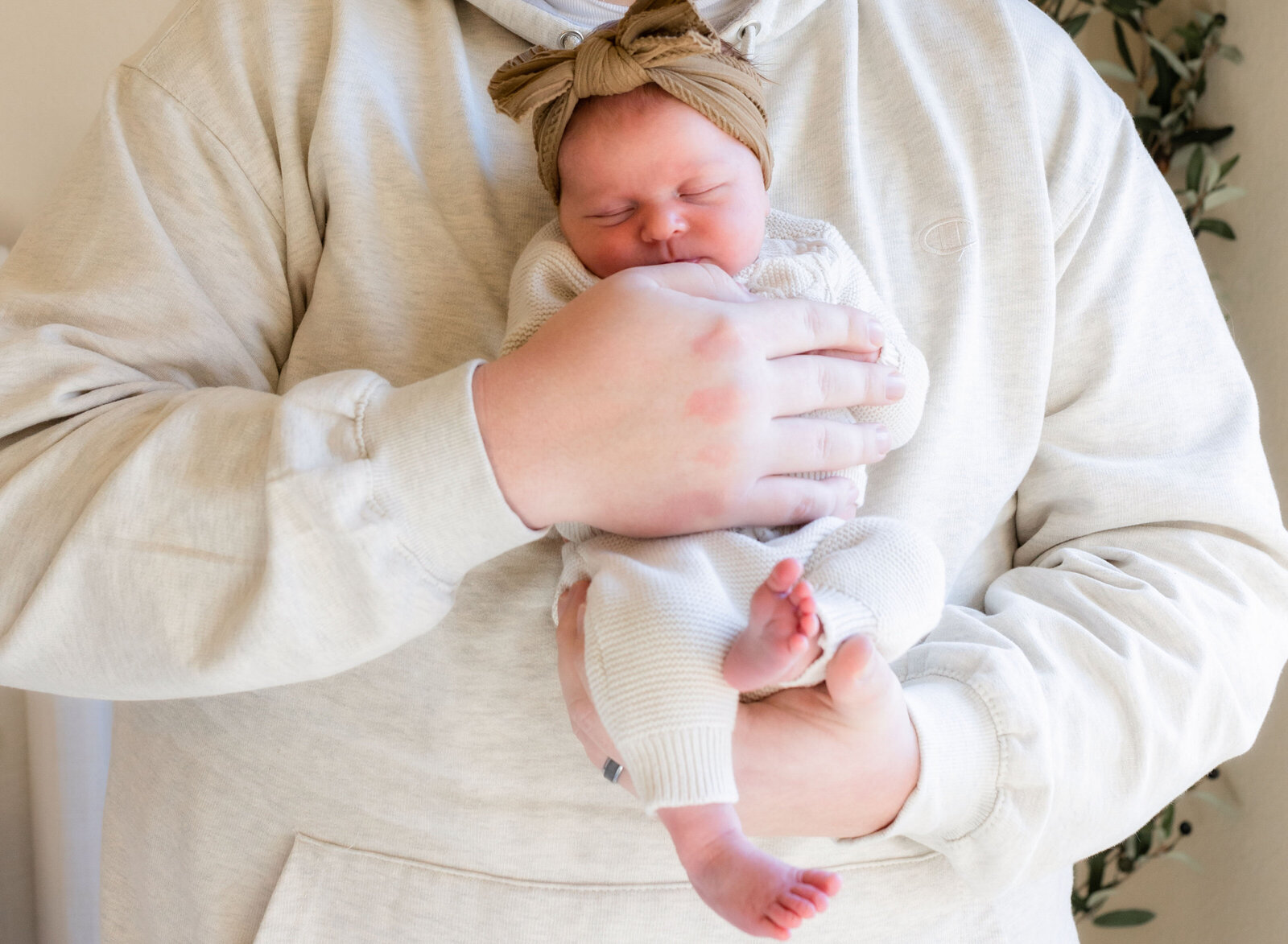 dad holdinng newborn closeup