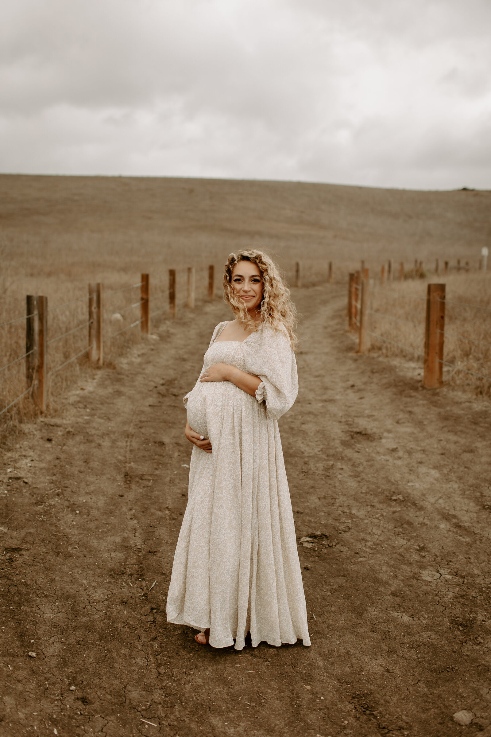 los angeles maternity photos in open field