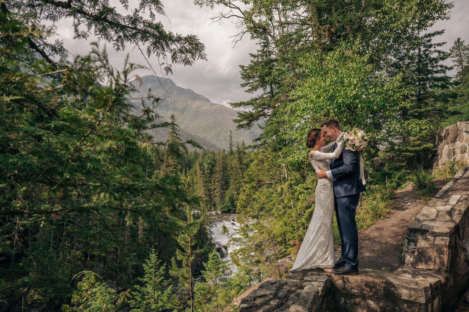 intimate-micro-wedding-with-dog-accents-great-northern-resort-west-glacier-park-weddings-www.bigdaycelebrations.com-kelly-kirksey-photography00083