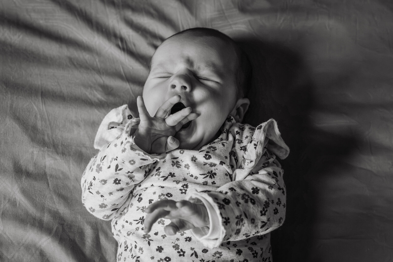 zwart wit foto van een gapende baby