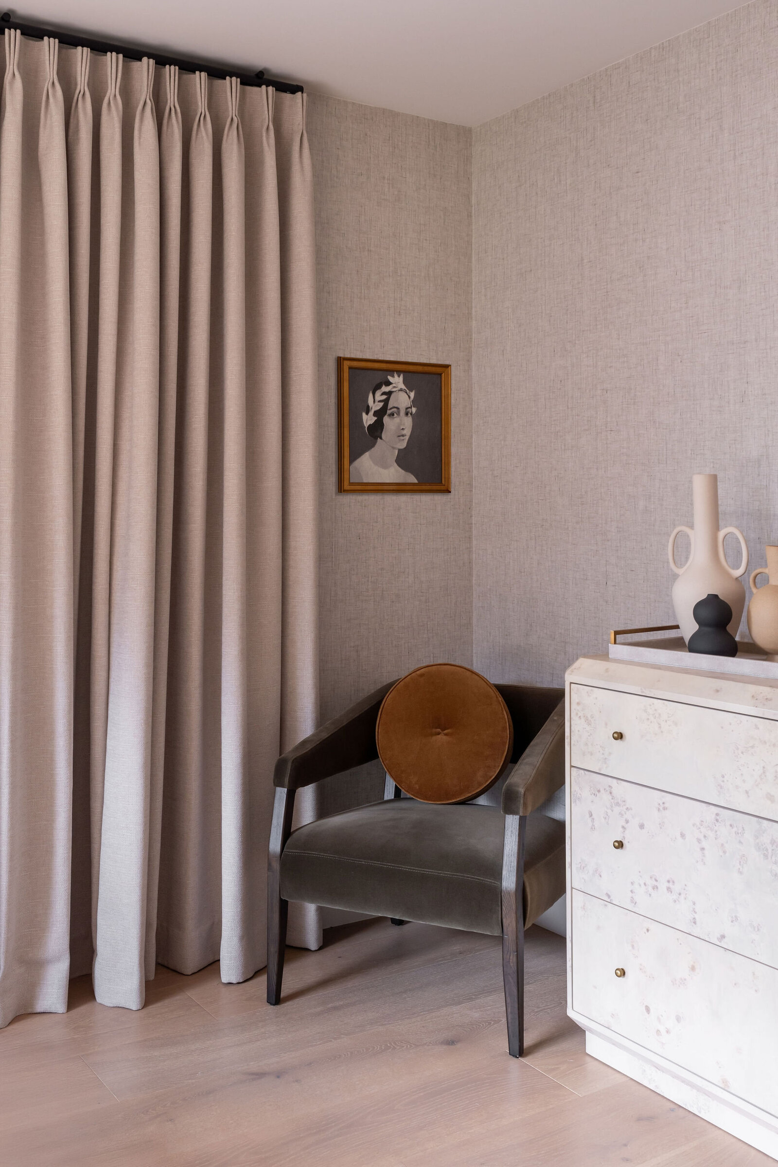 Nuela_Designs_Bedroom_Primary_Grasscloth_Wallpaper_Green_Chair