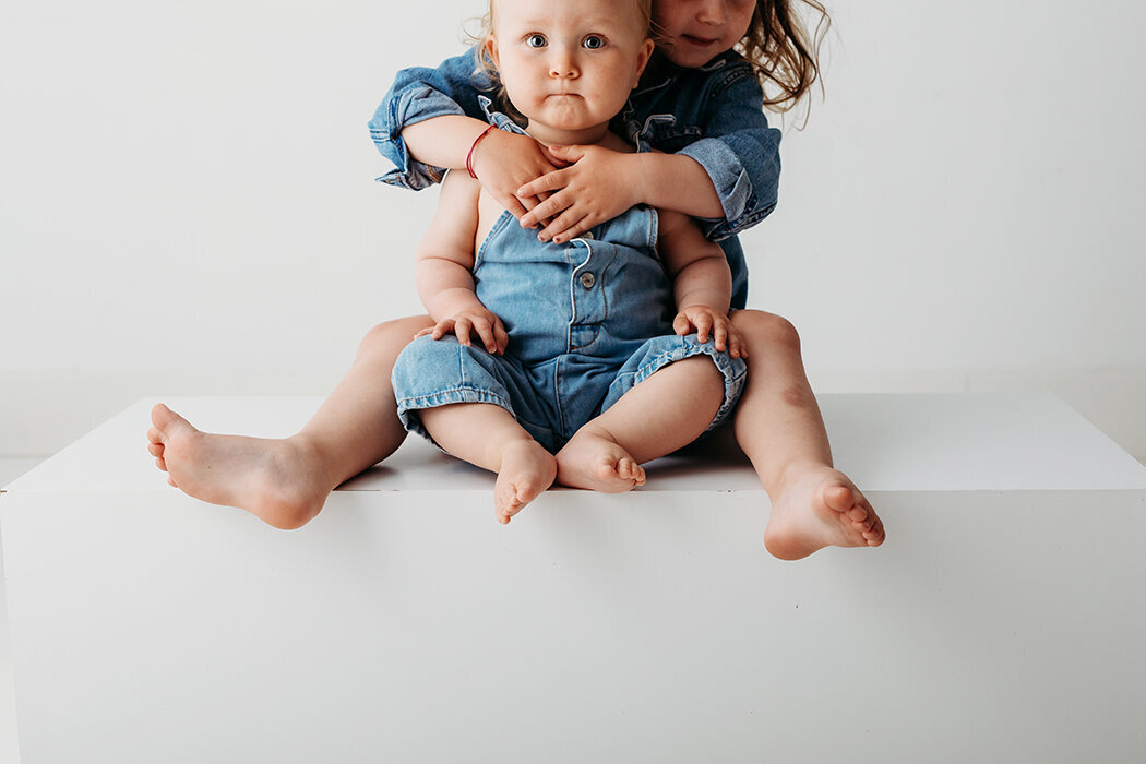 1jaarfotoshoot, babyportret, 1jaarfotostudio, kinderportretwitteachtergrond, kinderfotograafbrabant, rucphen schijf, kleinzundert, bosschenhoofd, halderberge, bergenopzoom, ettenleur, koffietafelboek, witteachtergrond