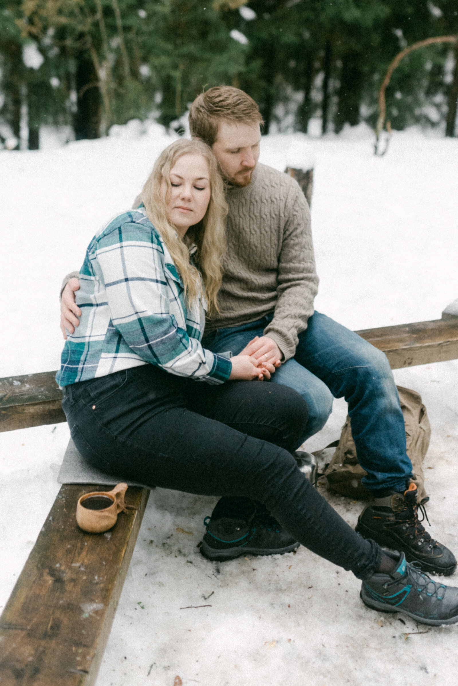 Kihlapari nuotiolla talvisessa kihlakuvauksessa valokuvaaja Hannika Gabrielssonin ottamassa valokuvassa