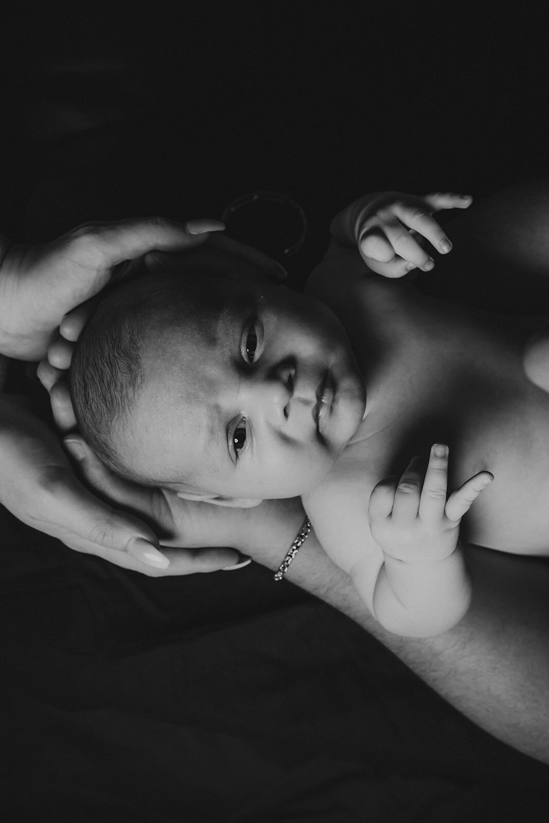 Babyfotografie met natuurlijke tinten en warme uitstraling