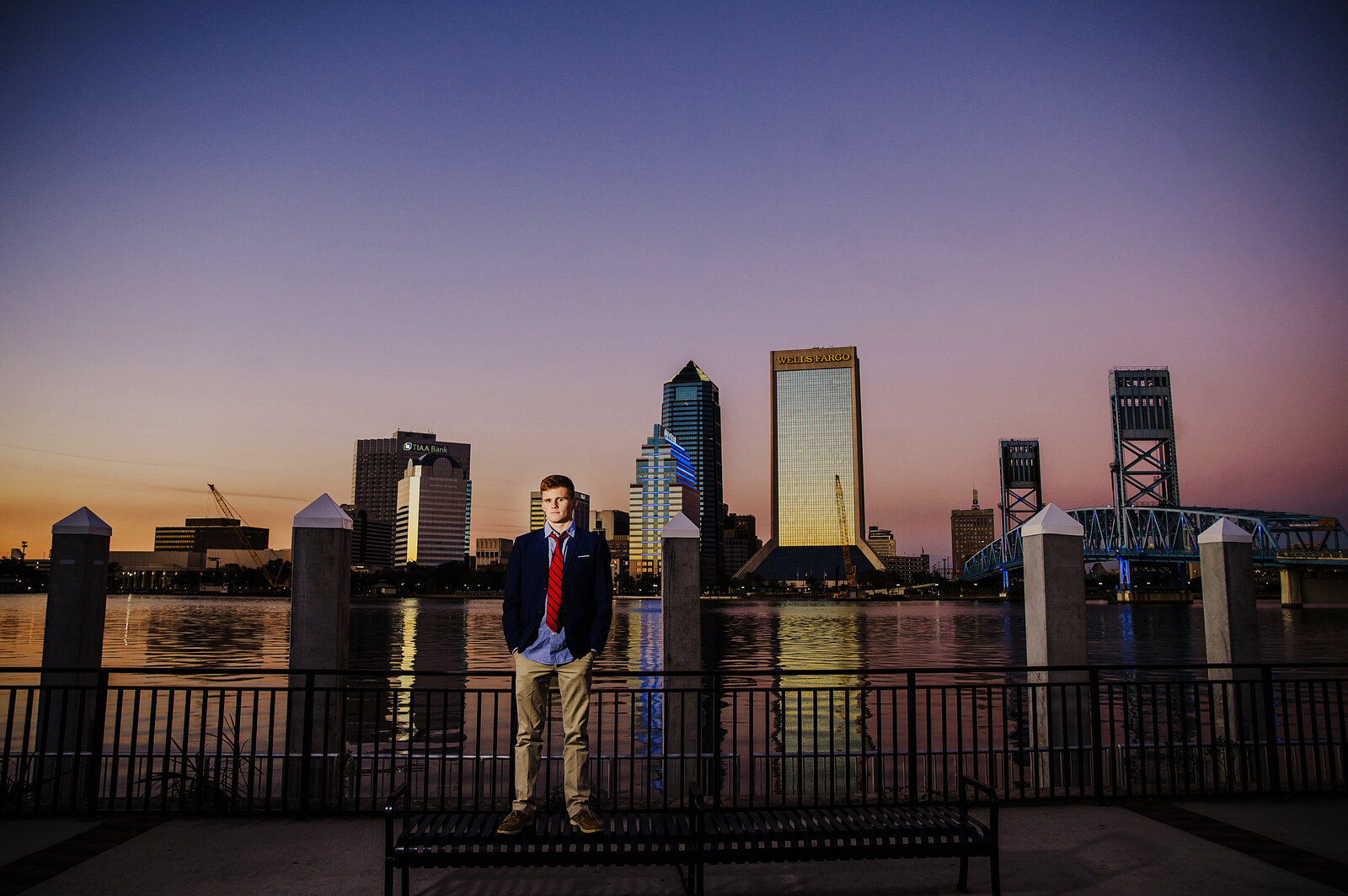 Jacksonville senior picture withd downtown night skyline