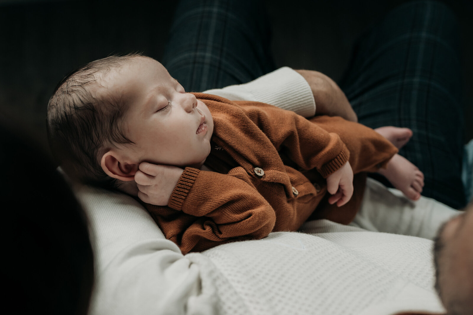 newborn met vader op de arm