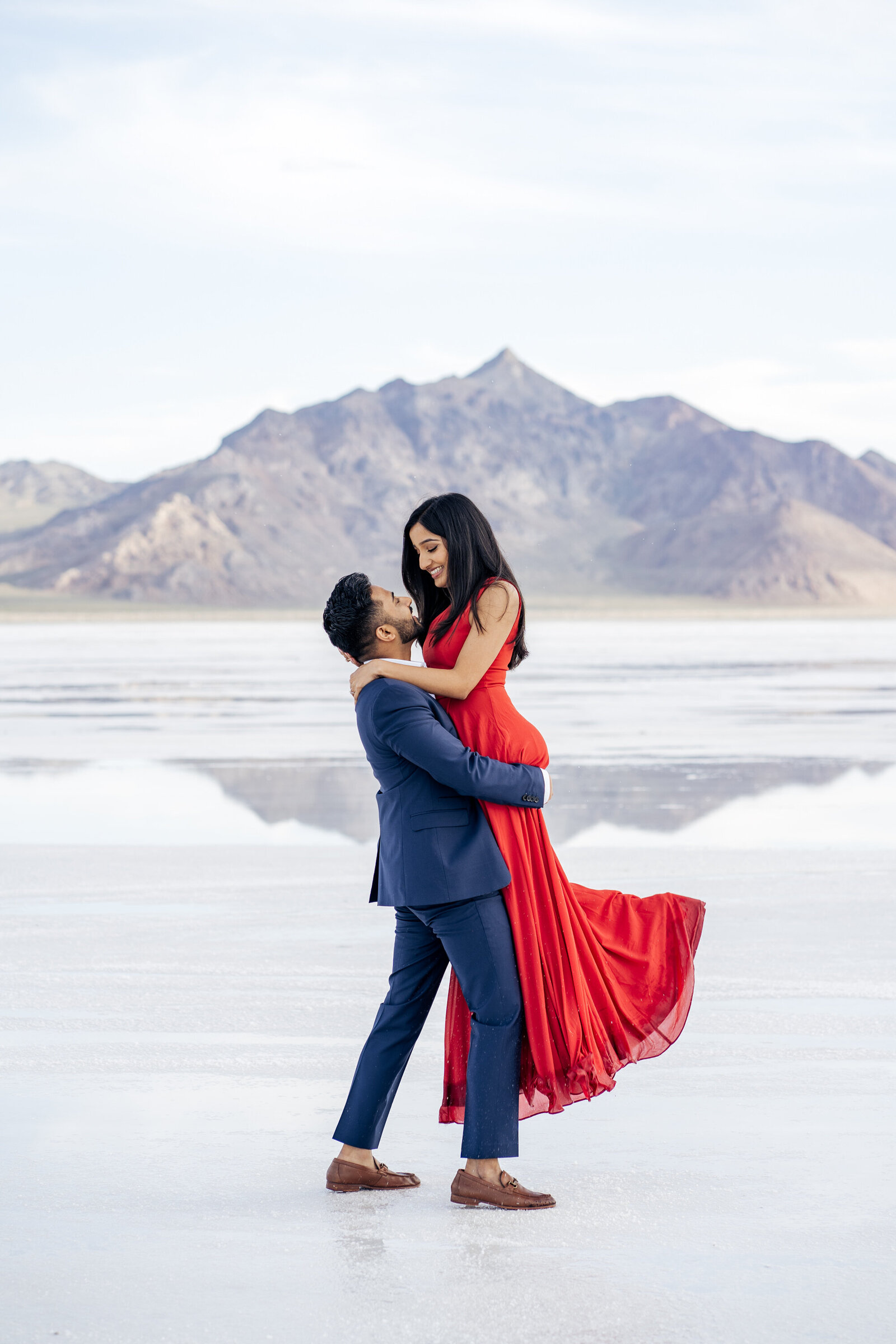 bonneville-salt-flats-engagement-shoot