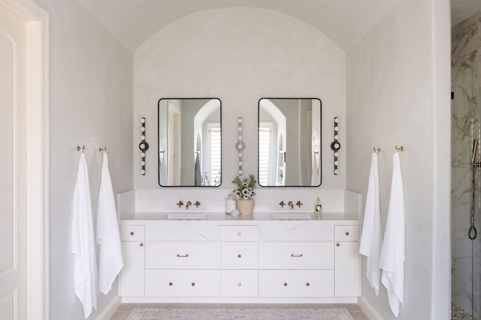 Bathroom_White_Vanity_Quartz_Countertop_NuelaDesigns_