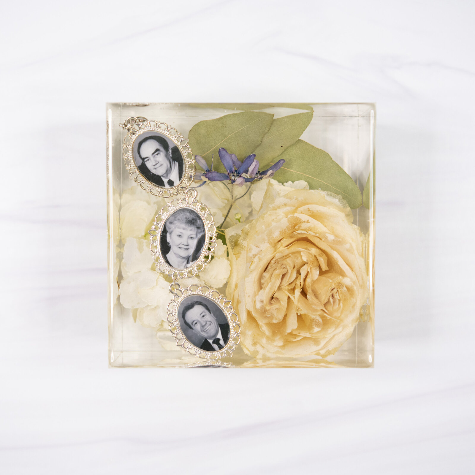 block4 charm photo white blue green