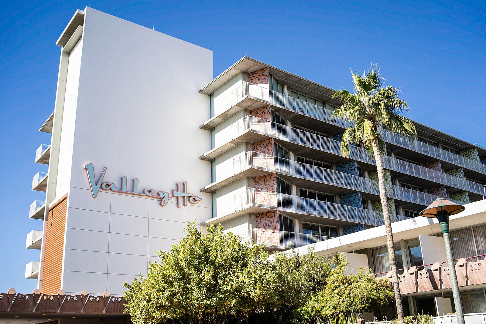 Hotel Valley Ho photographers DePoy Studios capturing beautiful wedding for destination weddings.