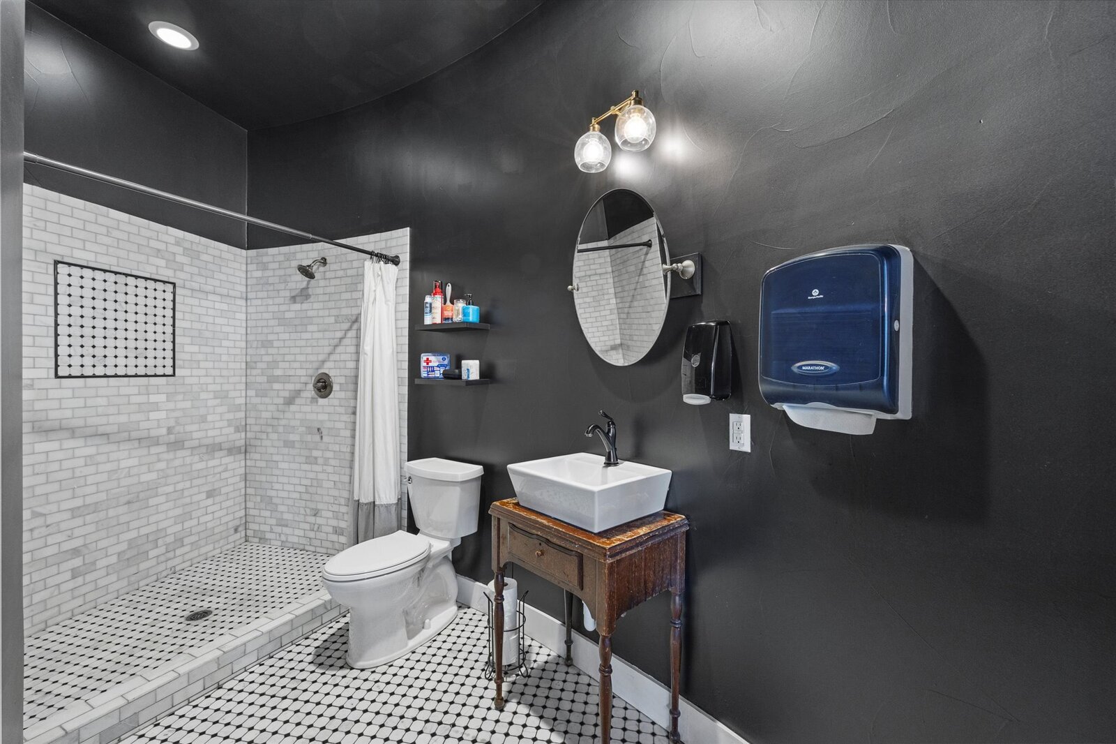 Groom's Room Bathroom