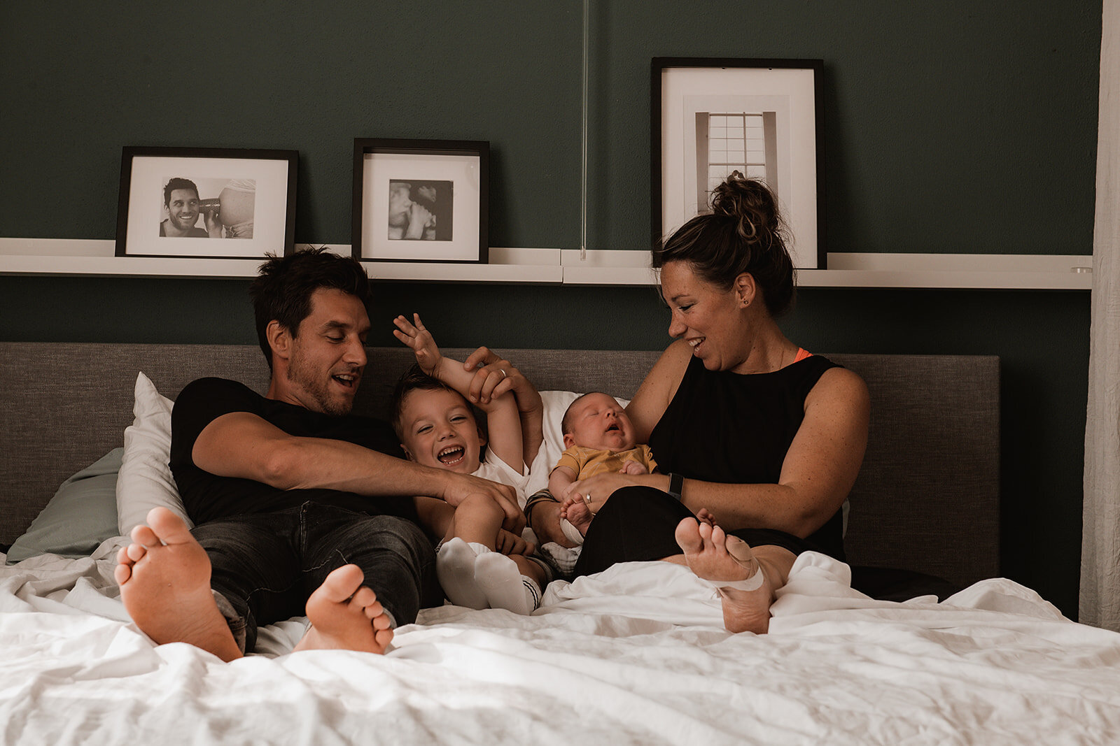 Babyfotografie met natuurlijke tinten en warme uitstraling
