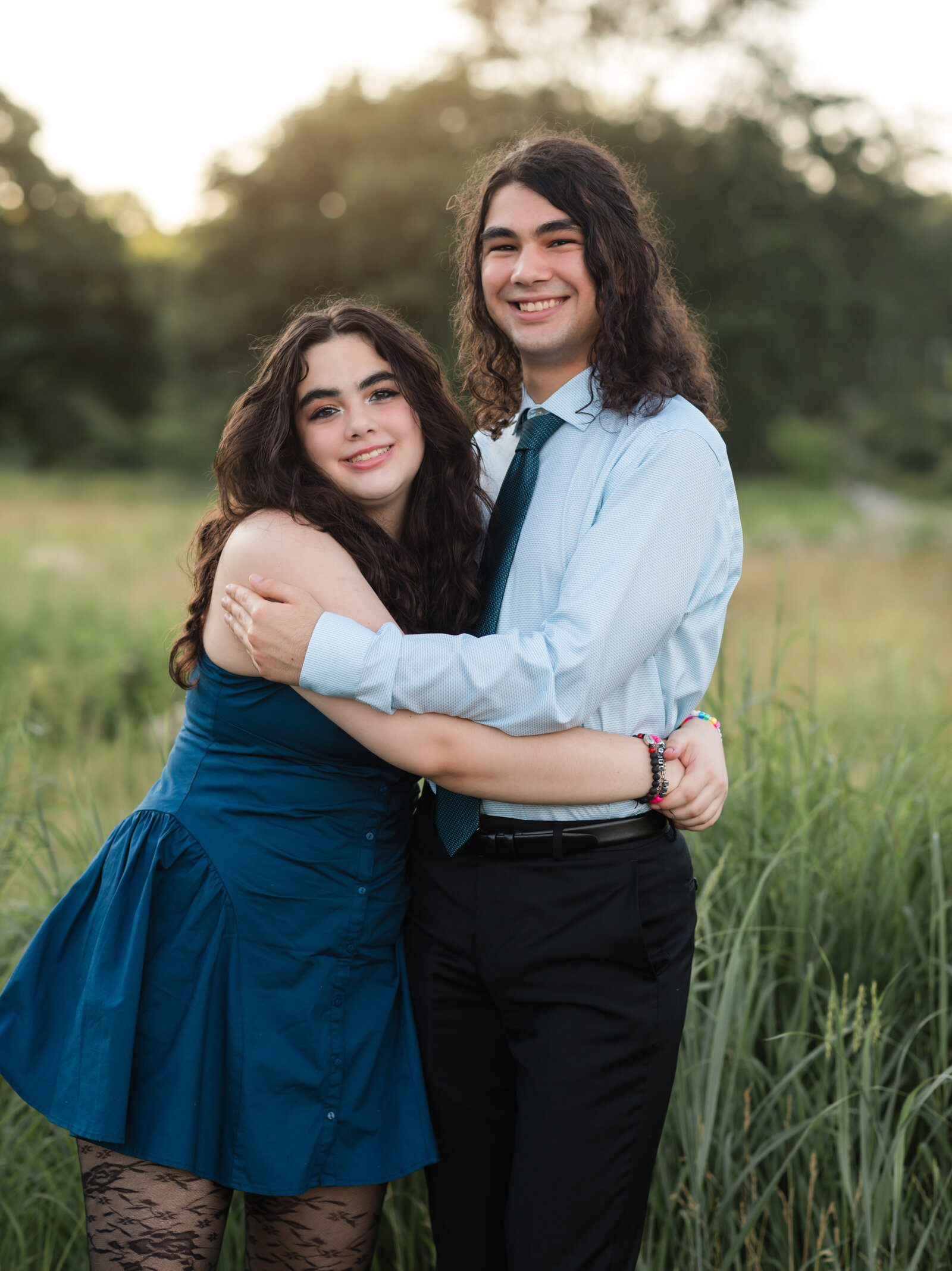 siblings hugging for family photos at Westcreek Reservation in Parma