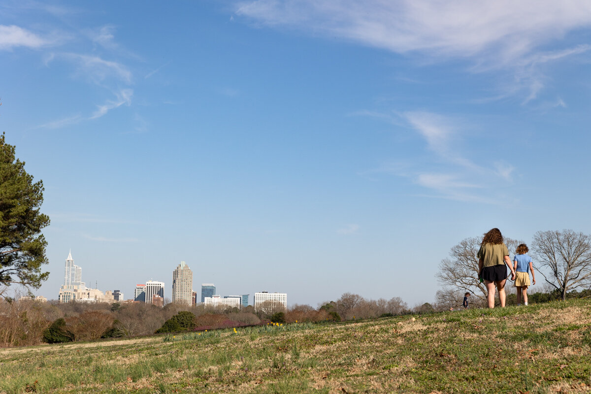 LightCreative_202503_HannahAlex_SpringCandidPhotoSession_DaffodilsDorotheaDixPark_RaleighDocumentaryFamilyPhotographer_006_blog