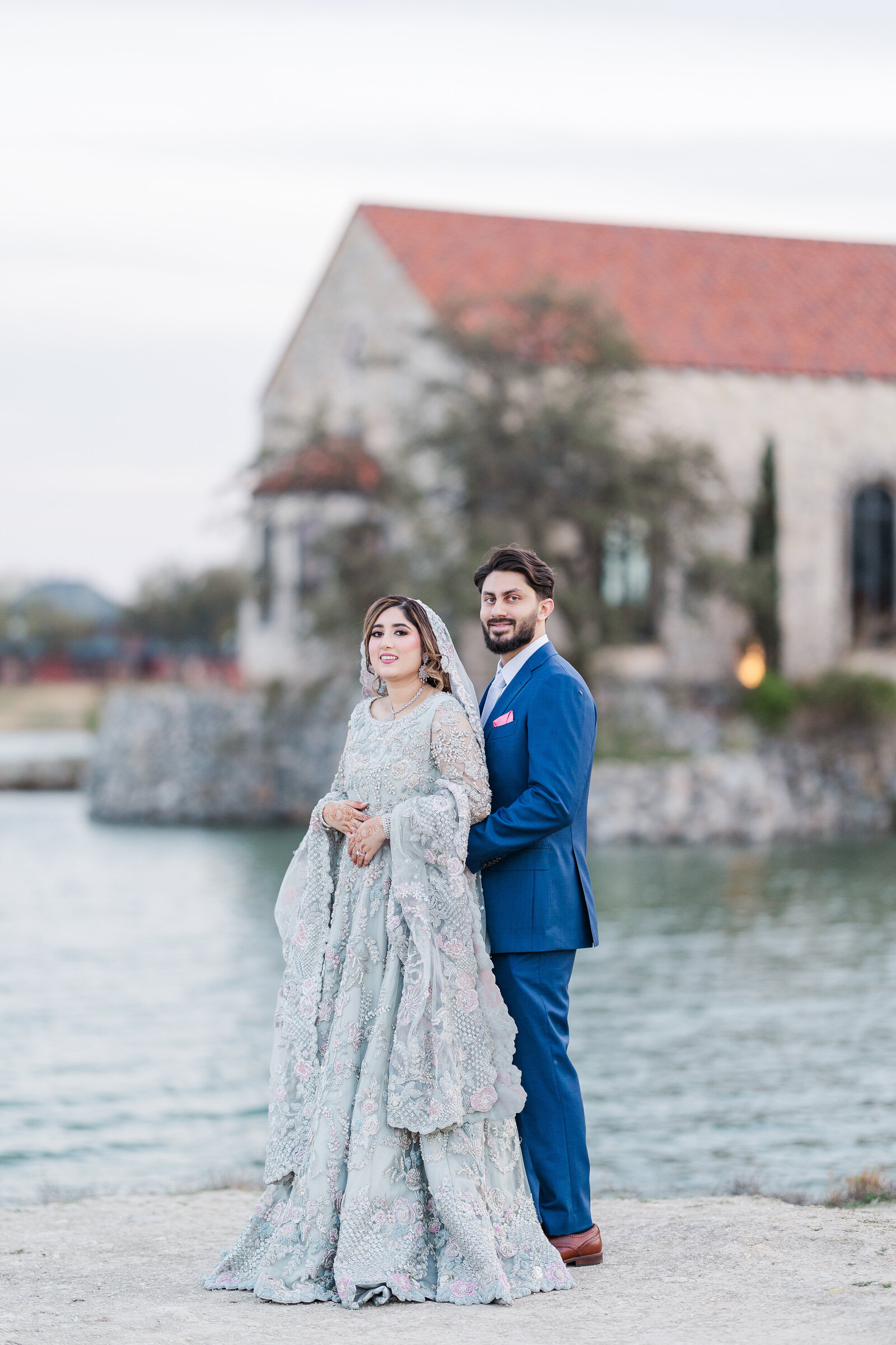 Couple-photography-by-the-lake