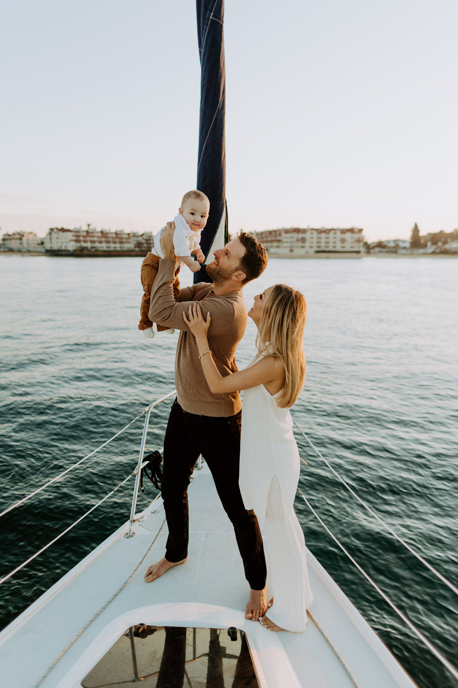 Sailing on San Diego Bay Beach candid natural fun family photo shoot with kids, christmas holiday card photo shoot, San Diego portraits photographer, young families