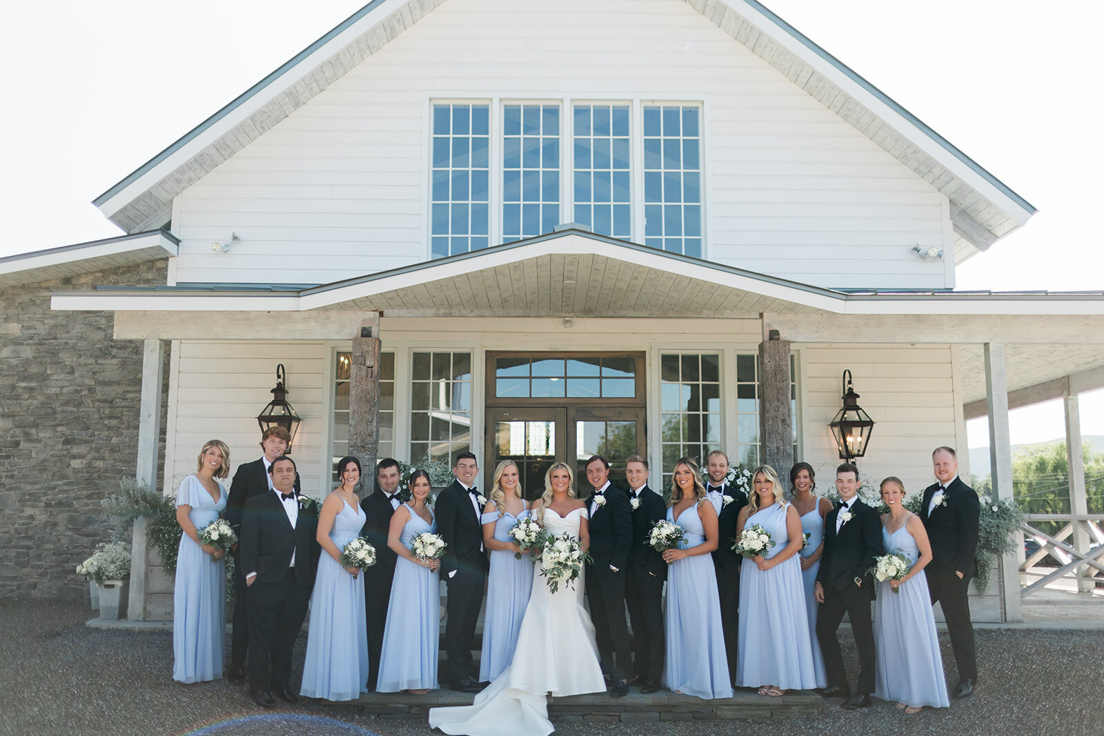 wedding-party-pose-barn