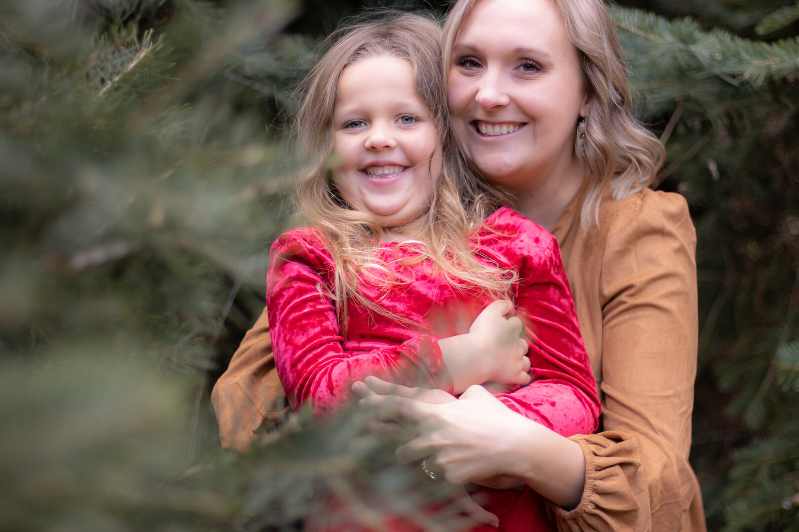 2022Christmas-in-the-trees_family-photography_renees-photography-designs_natural-lights_SM-2337