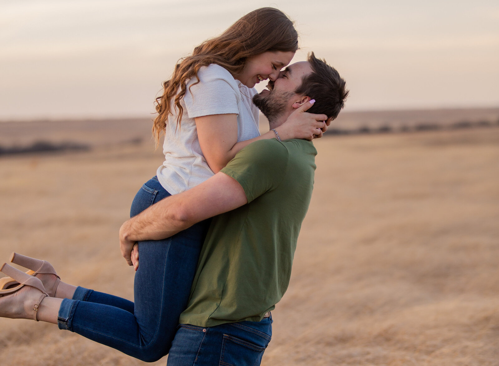 guy carrying girl kissing