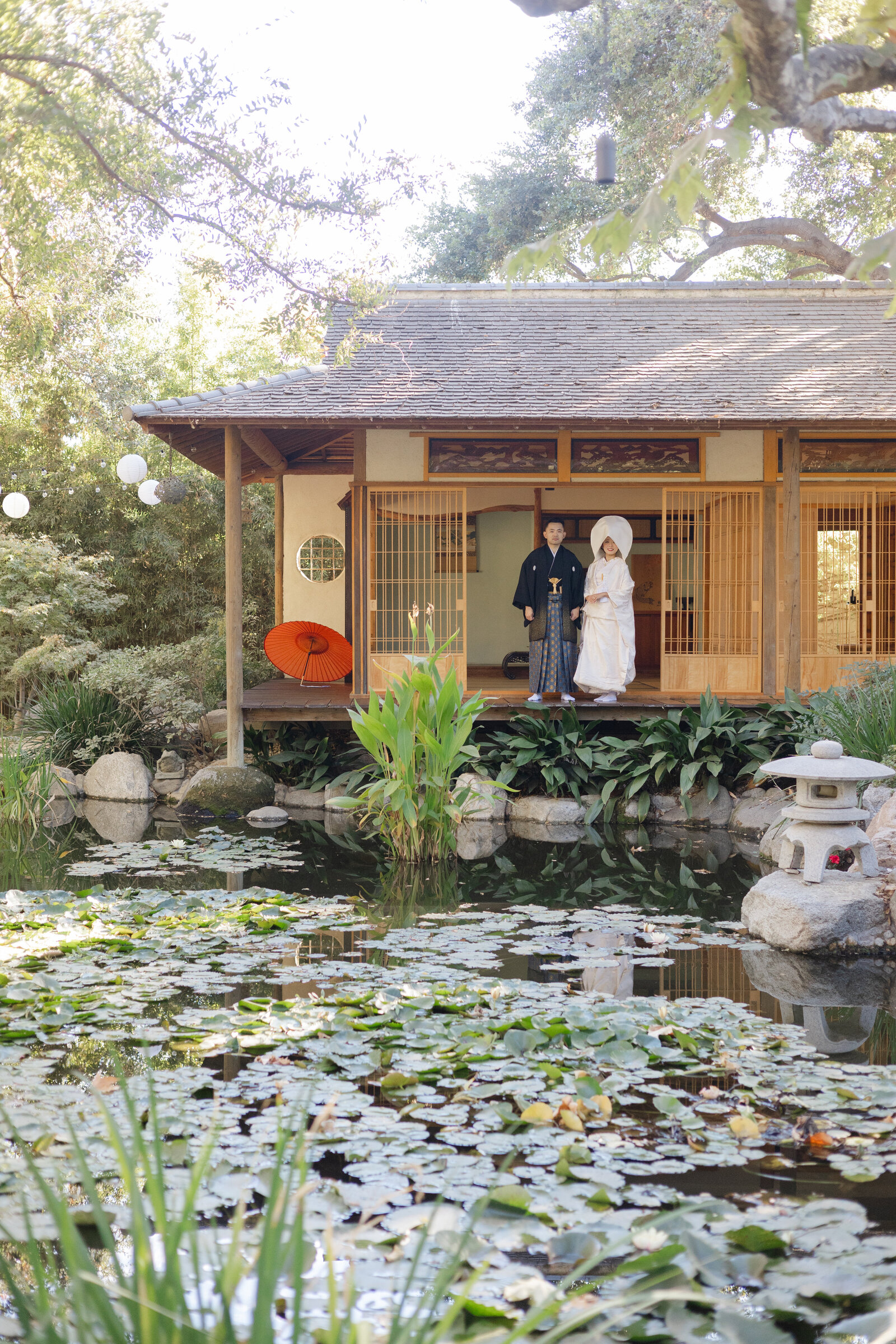 Bride in shiromuku by the garden pond at Storrier Stearns | 着物レンタル 和婚 白無垢 ロサンゼルス ストーリア・スターンズ日本庭園