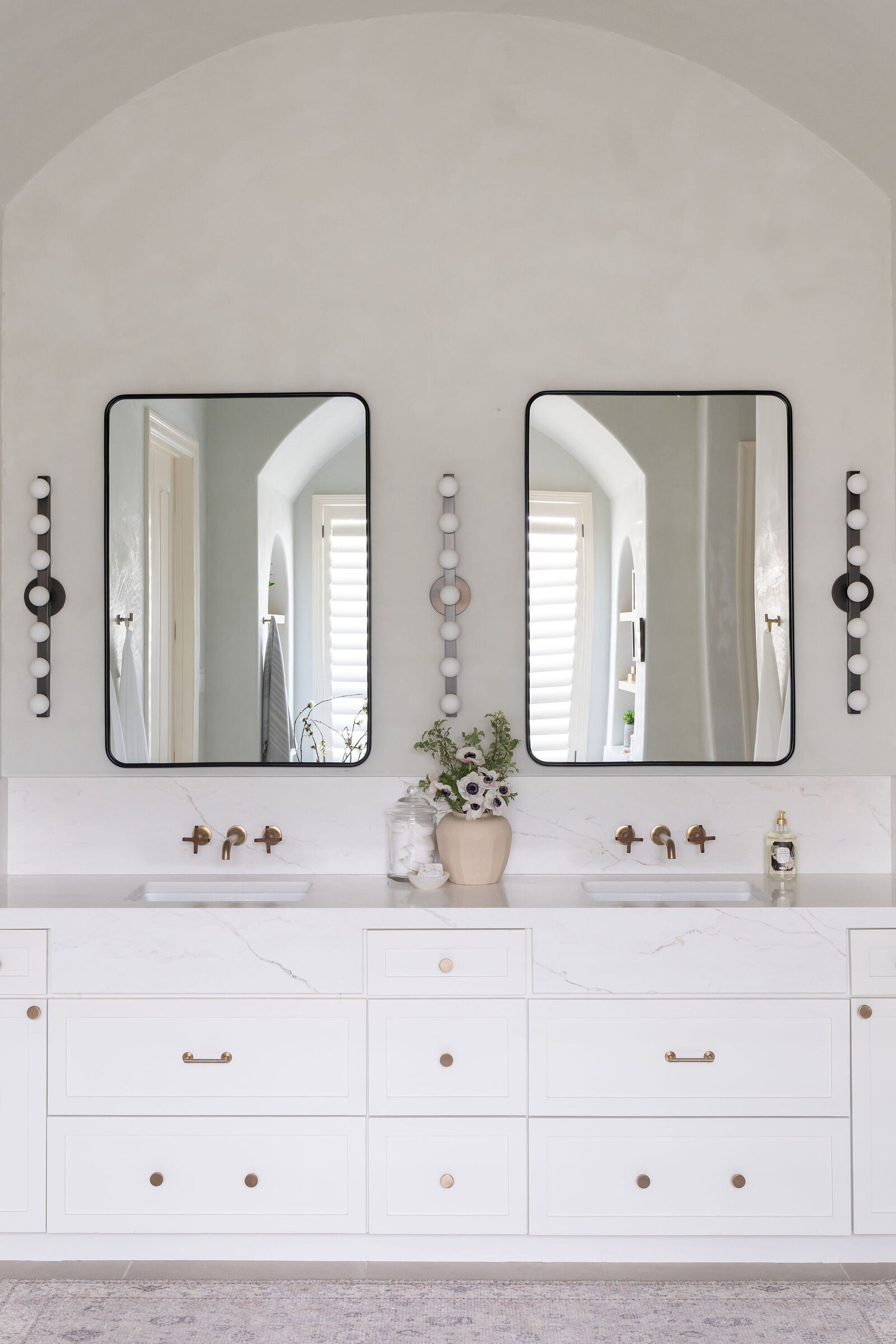 Bathroom_White Vainty_Roman_Clay_NuelaDesigns_