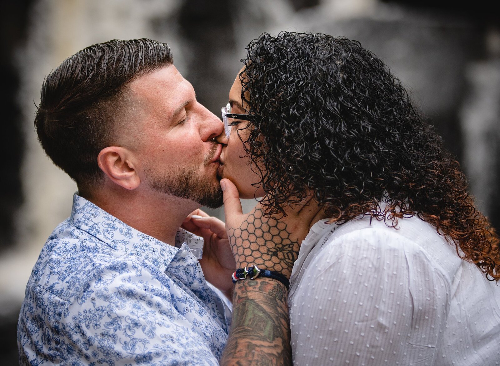 couple kissing for engagement photos