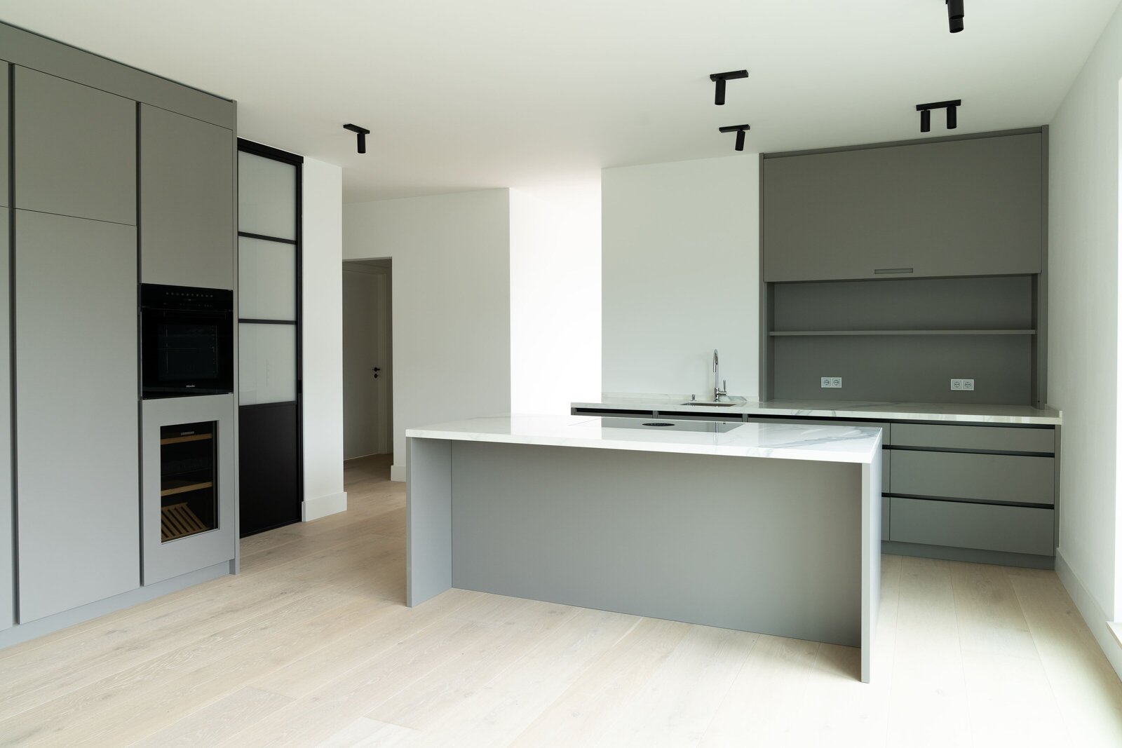 Kueche-modern-Mittelblock-grau-Adam-Innenausbau-8