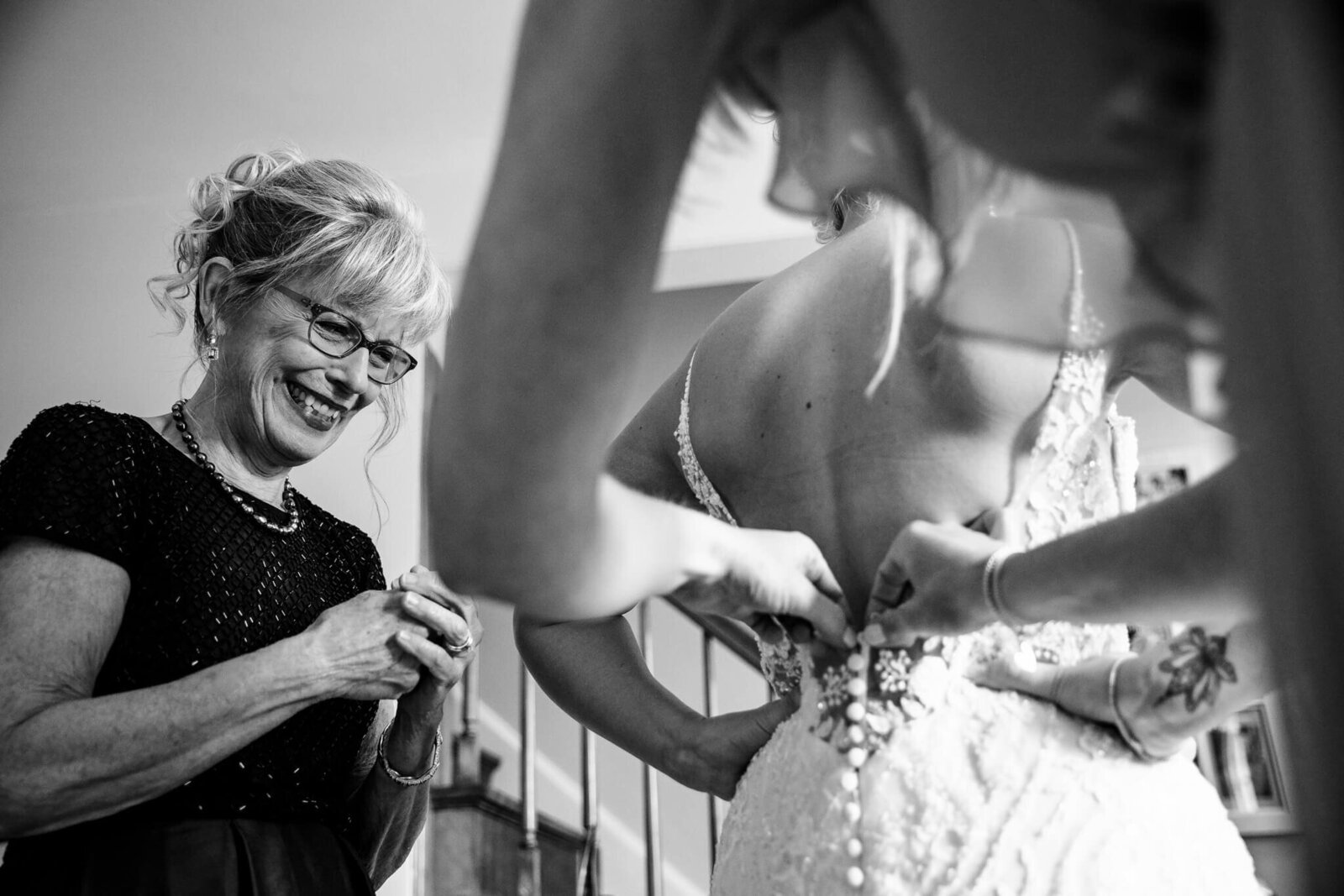 bride-getting-ready-mother-cincinnati-wedding